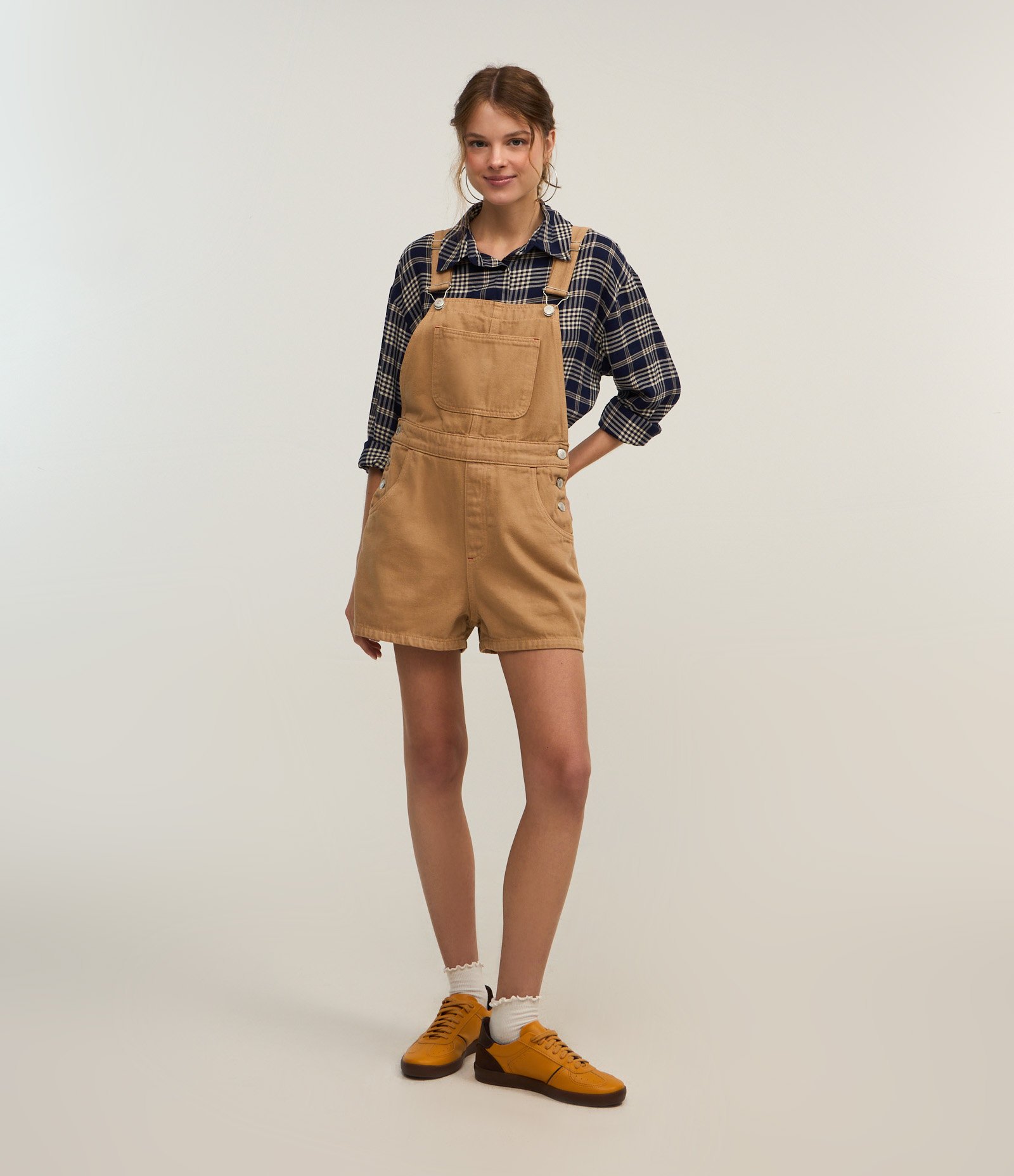 Macaquinho em Sarja com Bolso Frontal e Botões na Lateral Bege 1