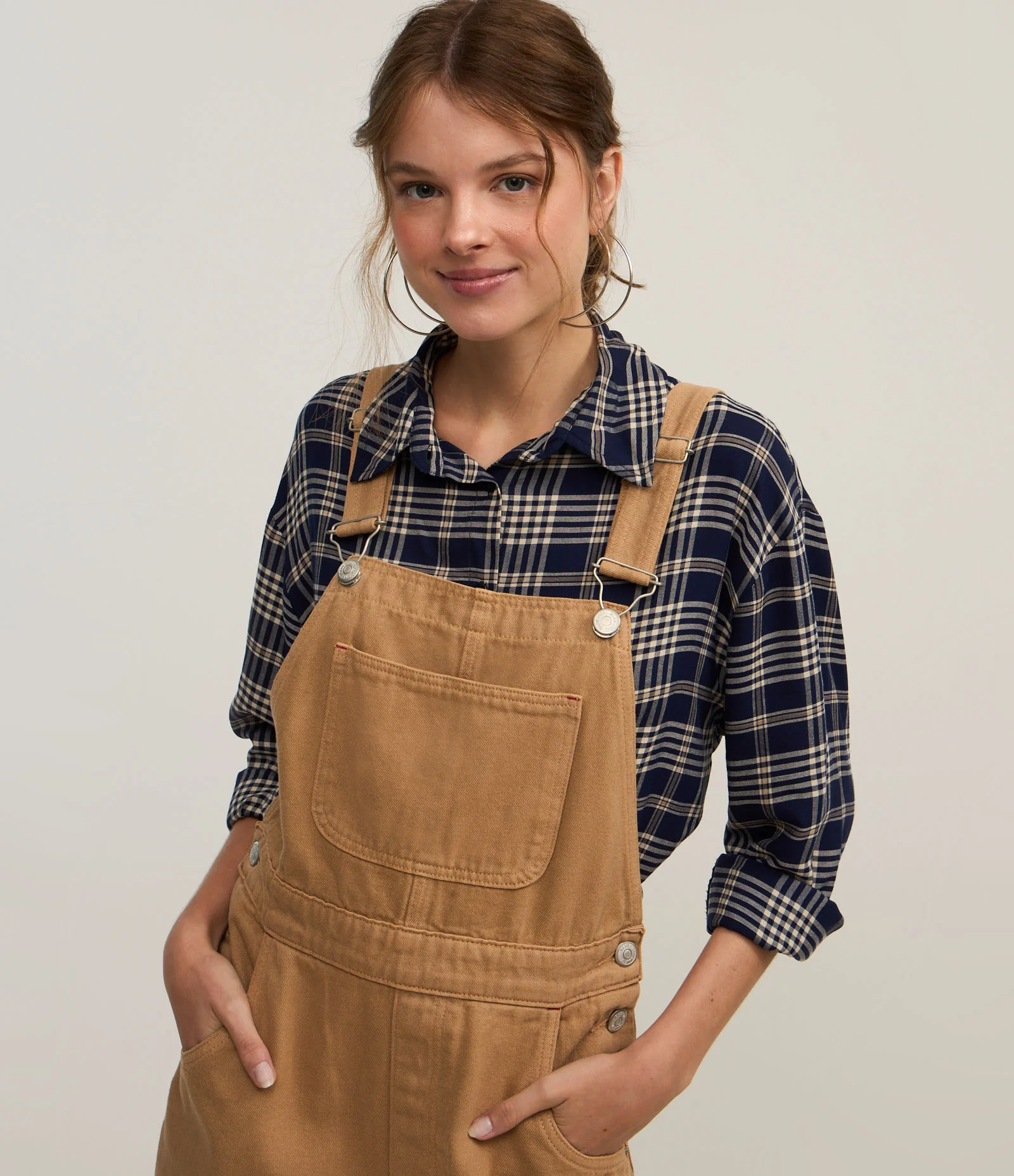 Macaquinho em Sarja com Bolso Frontal e Botões na Lateral Bege 2