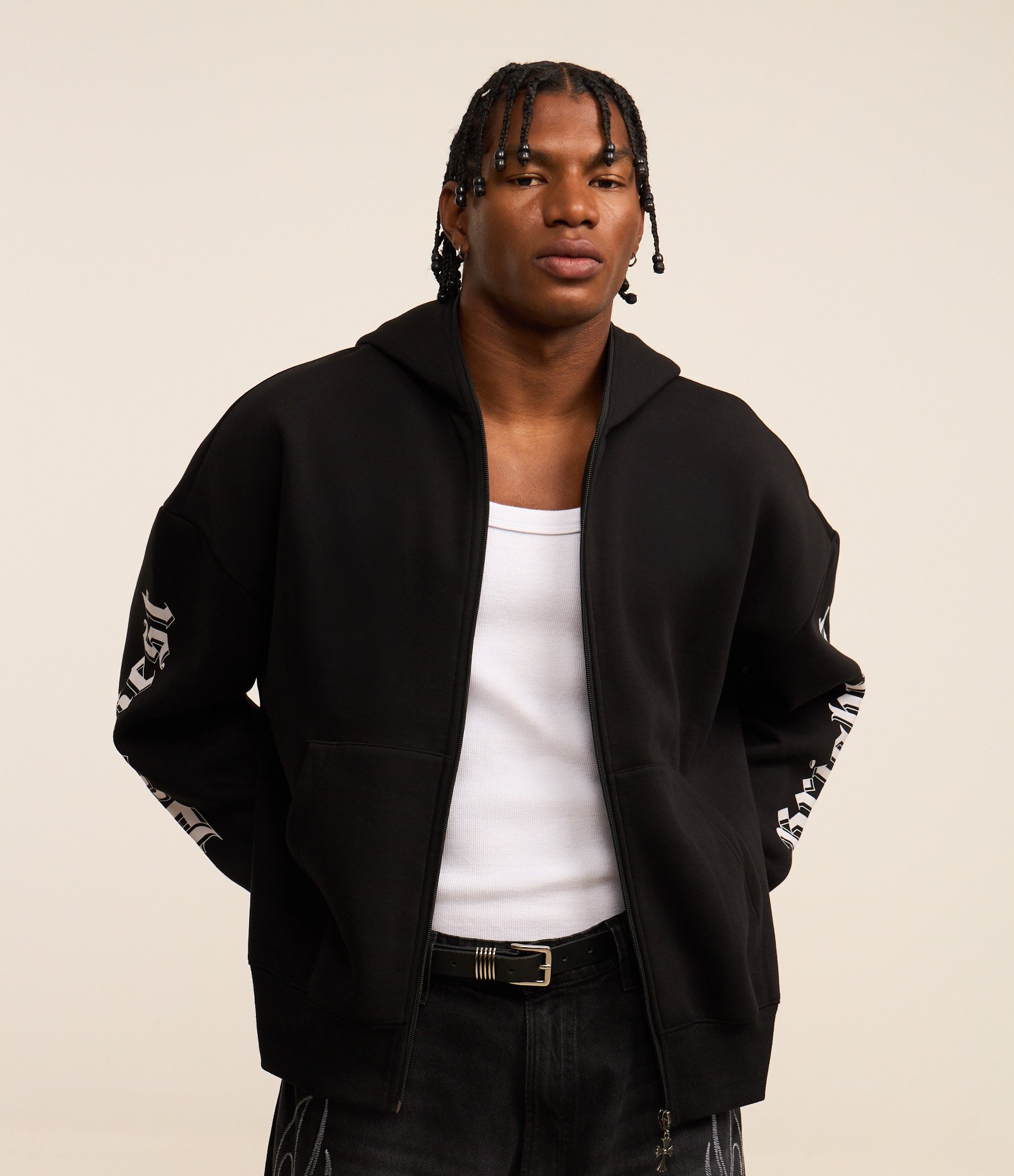 Casaco Boxy com Estampa Lettering e Zíper Pingente de Cruz Preto 1