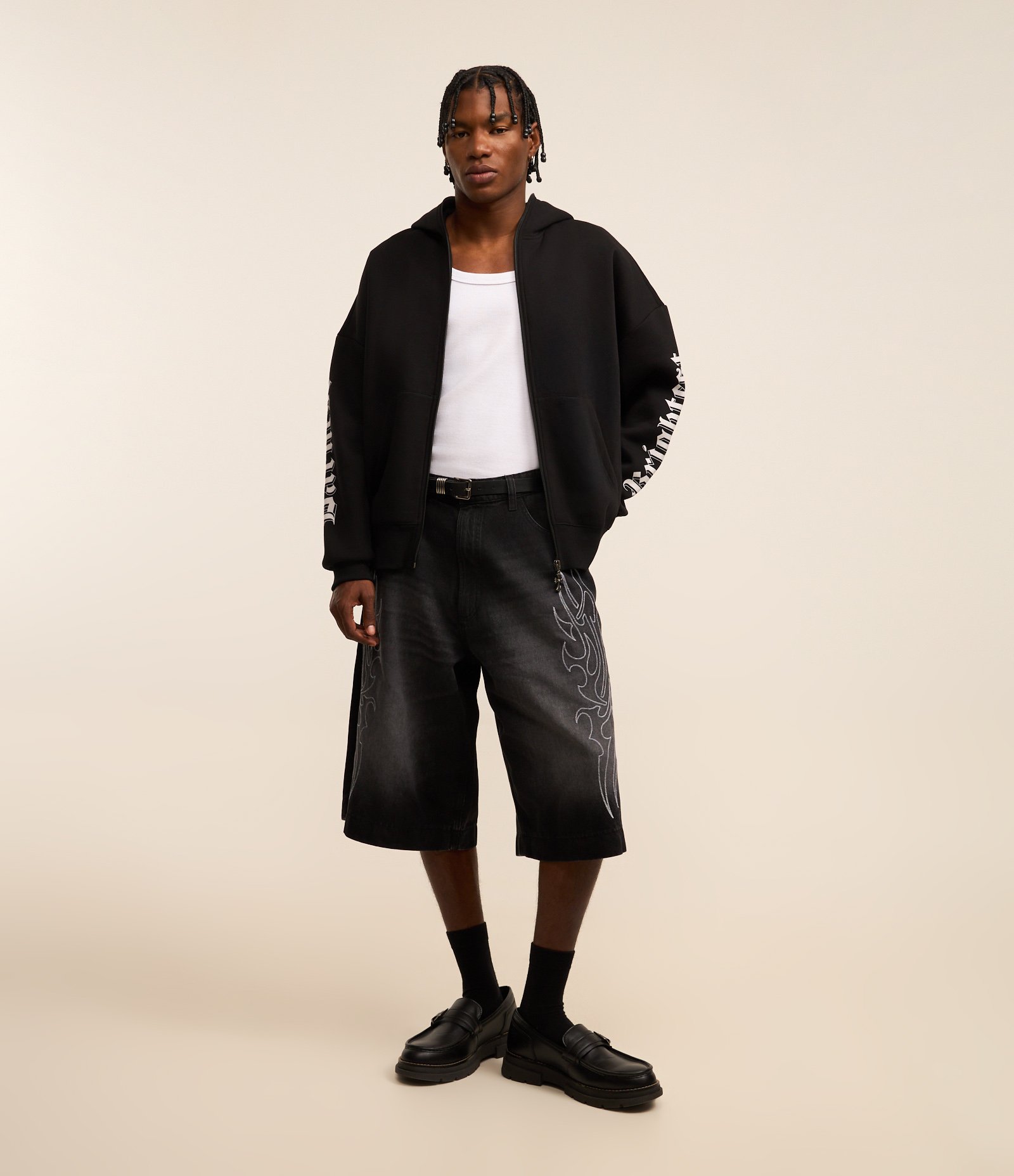 Casaco Boxy com Estampa Lettering e Zíper Pingente de Cruz Preto 2