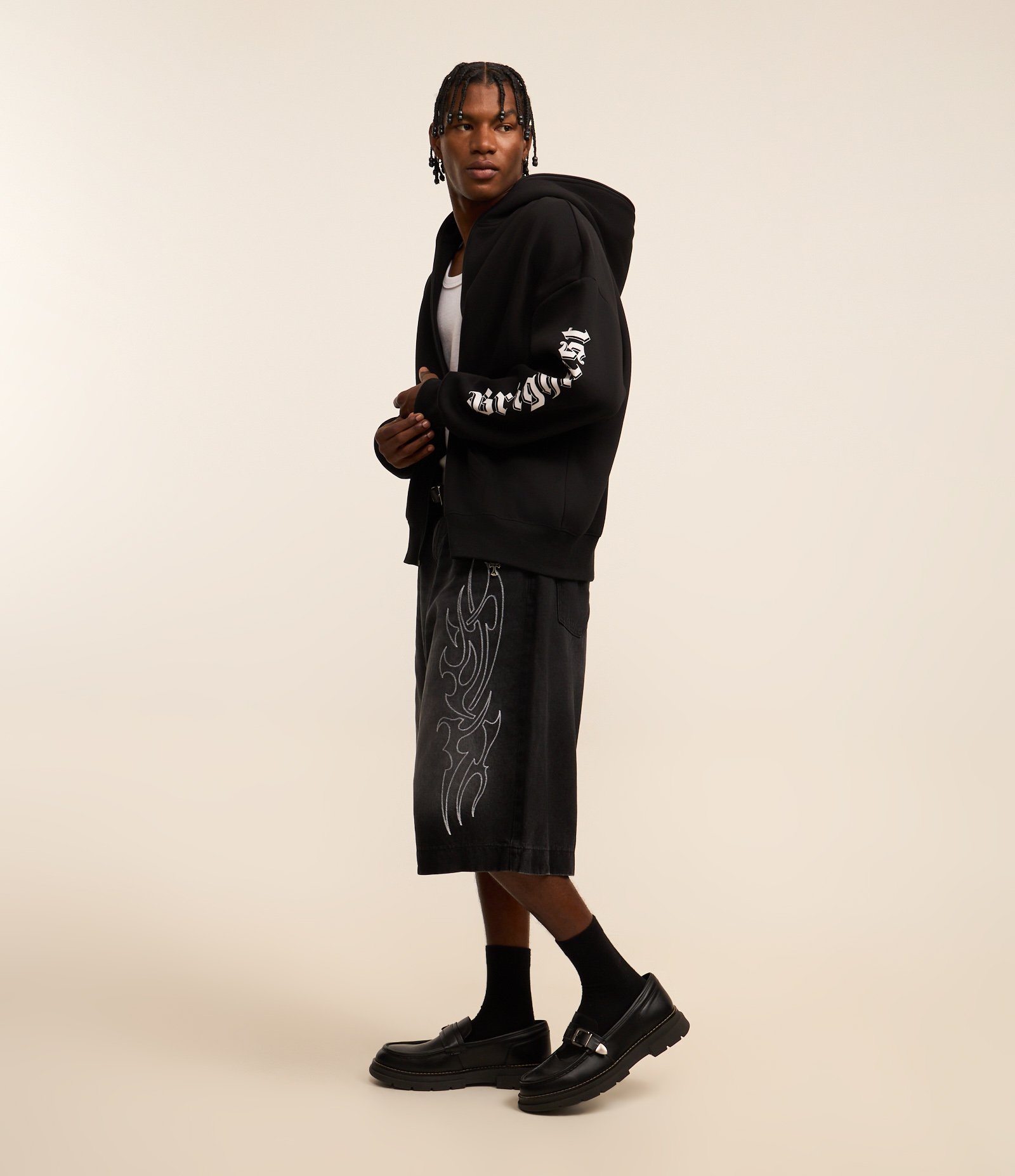 Casaco Boxy com Estampa Lettering e Zíper Pingente de Cruz Preto 4
