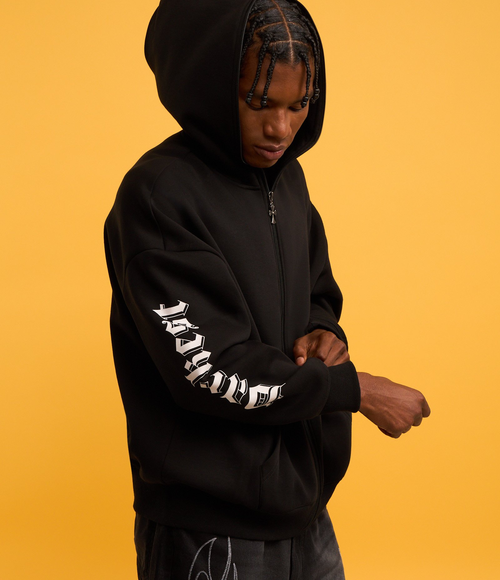 Casaco Boxy com Estampa Lettering e Zíper Pingente de Cruz Preto 5