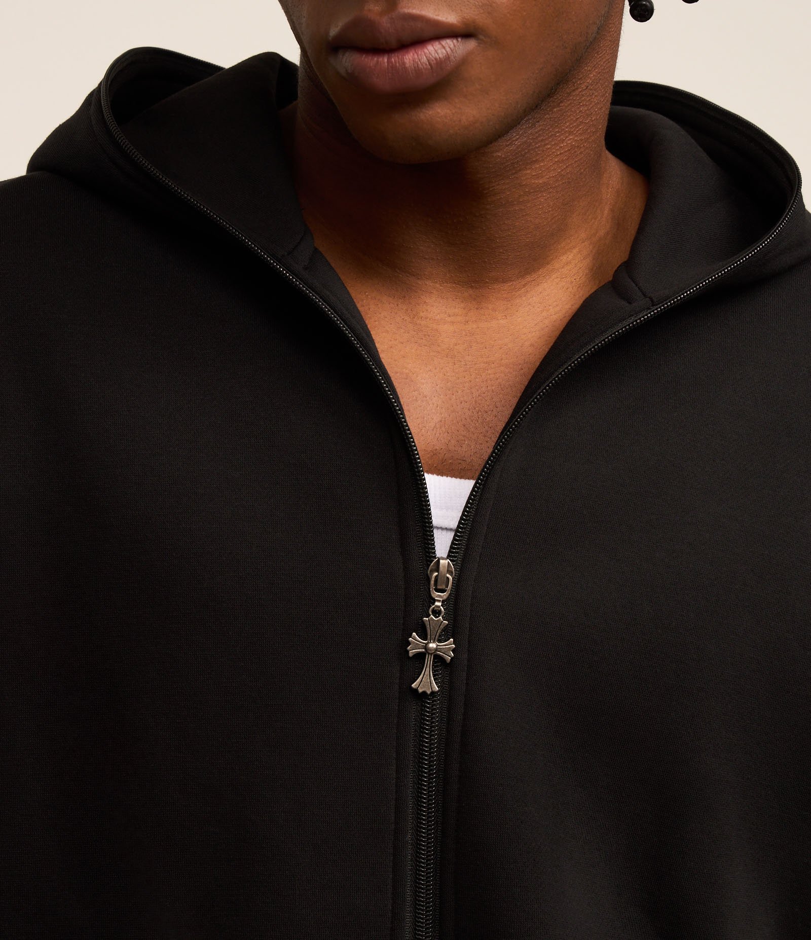 Casaco Boxy com Estampa Lettering e Zíper Pingente de Cruz Preto 6