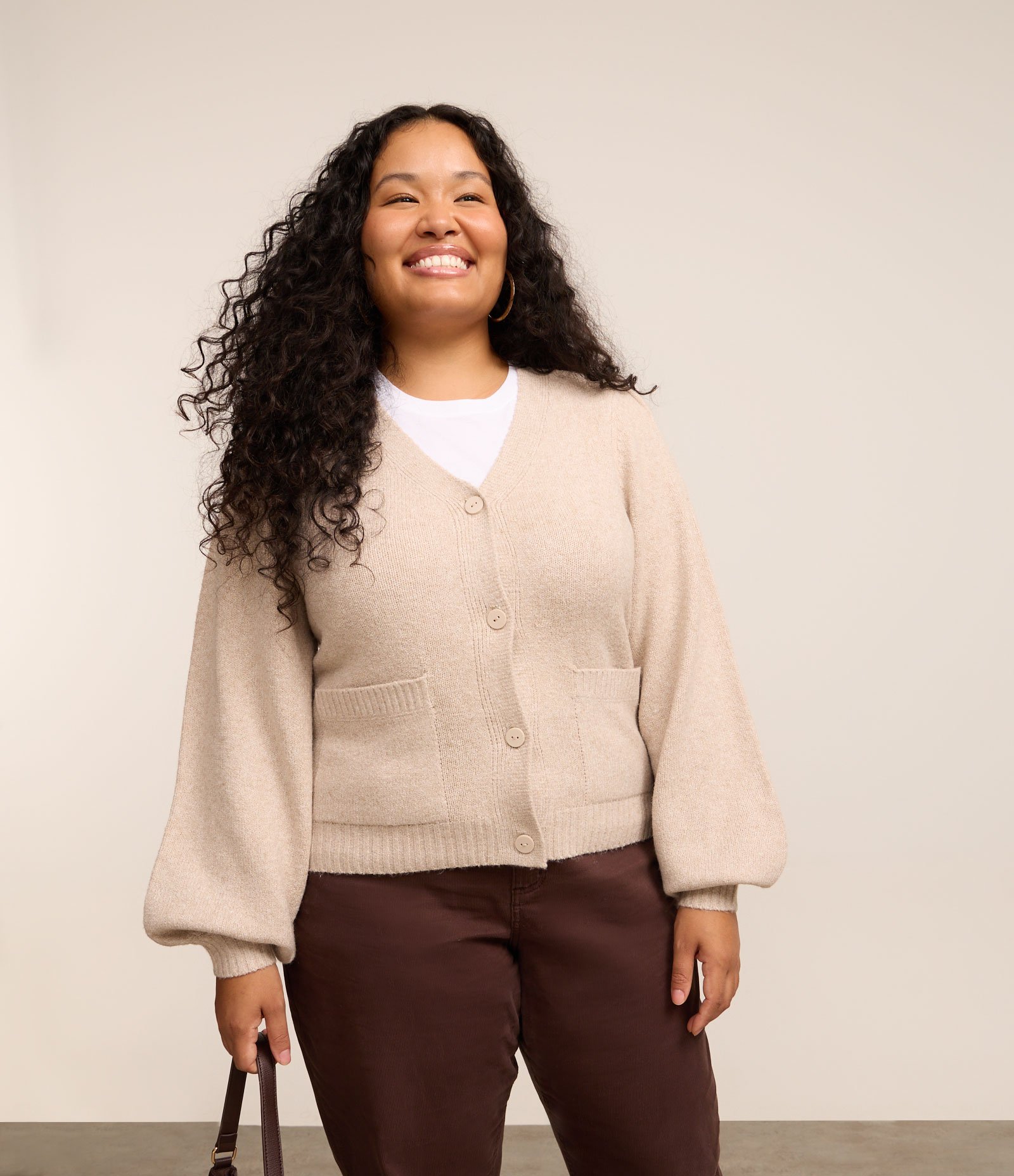 Cardigan Curto em Tricô e Bolsinho Curve & Plus Size Bege 1