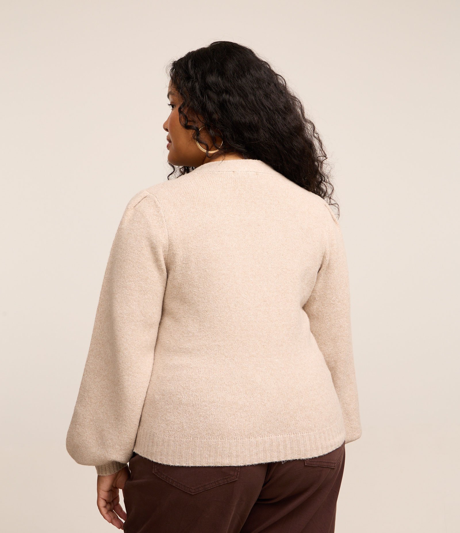 Cardigan Curto em Tricô e Bolsinho Curve & Plus Size Bege 3