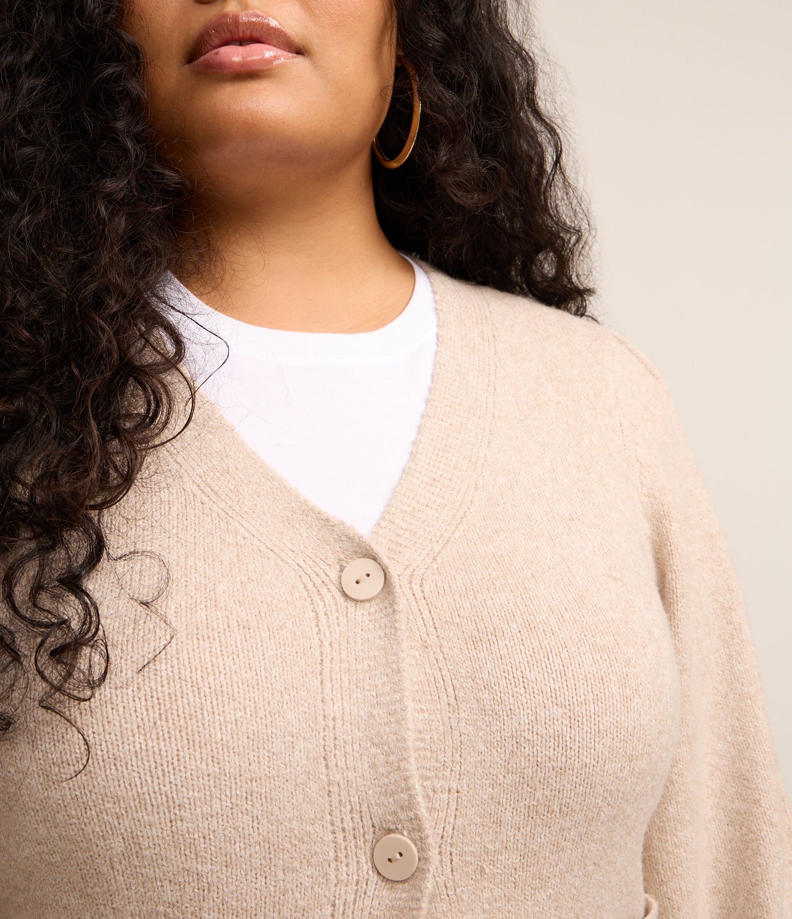 Cardigan Curto em Tricô e Bolsinho Curve & Plus Size Bege 4