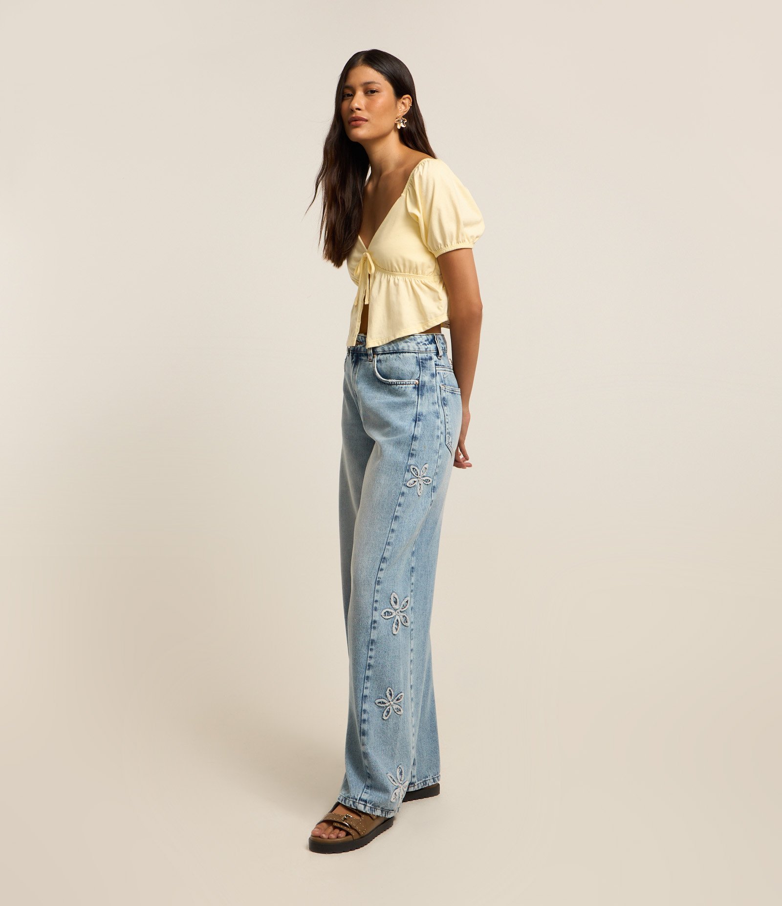Calça Wide em Jeans com Bordado de Flores Lateral Azul 1