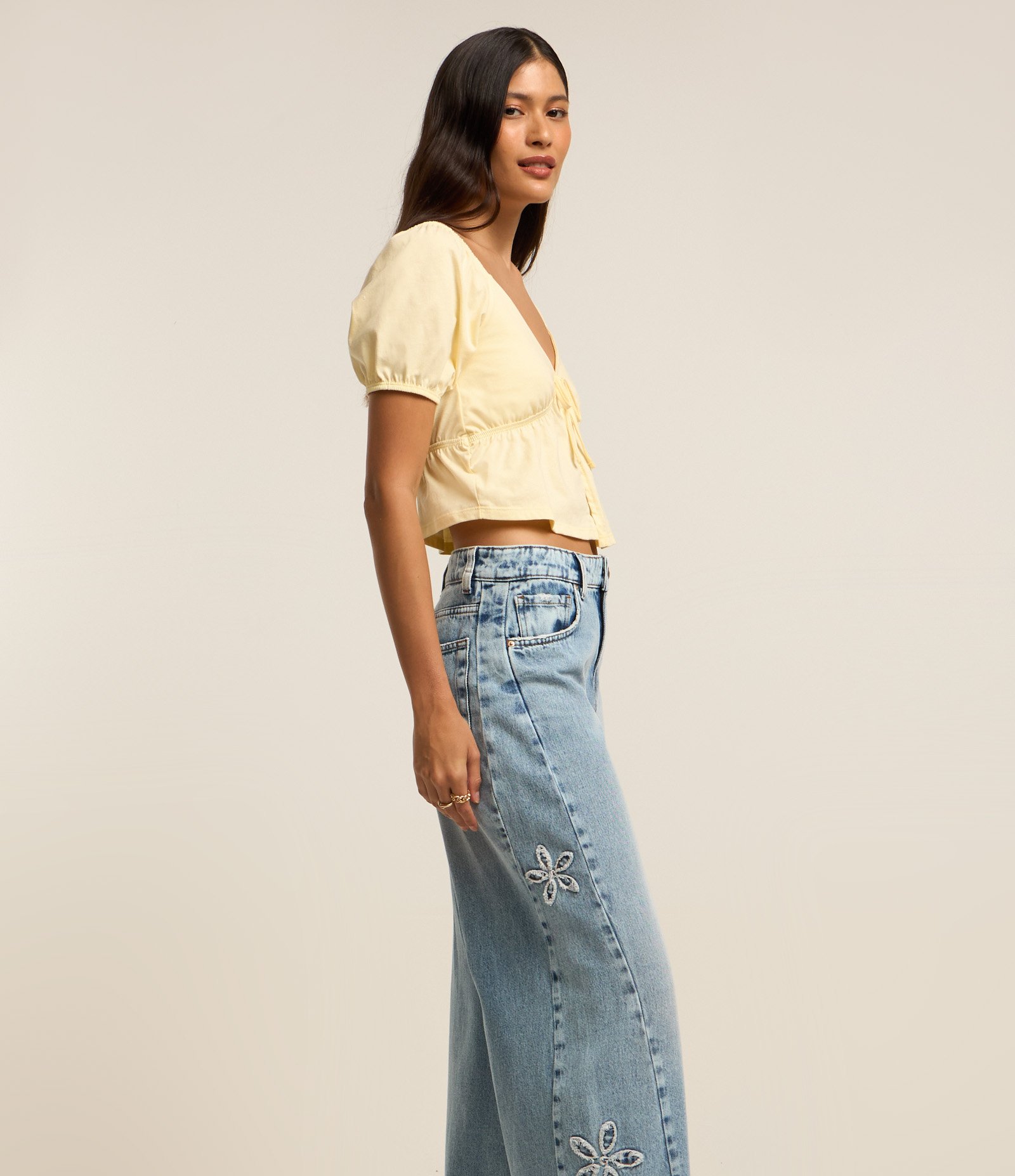 Calça Wide em Jeans com Bordado de Flores Lateral Azul 2