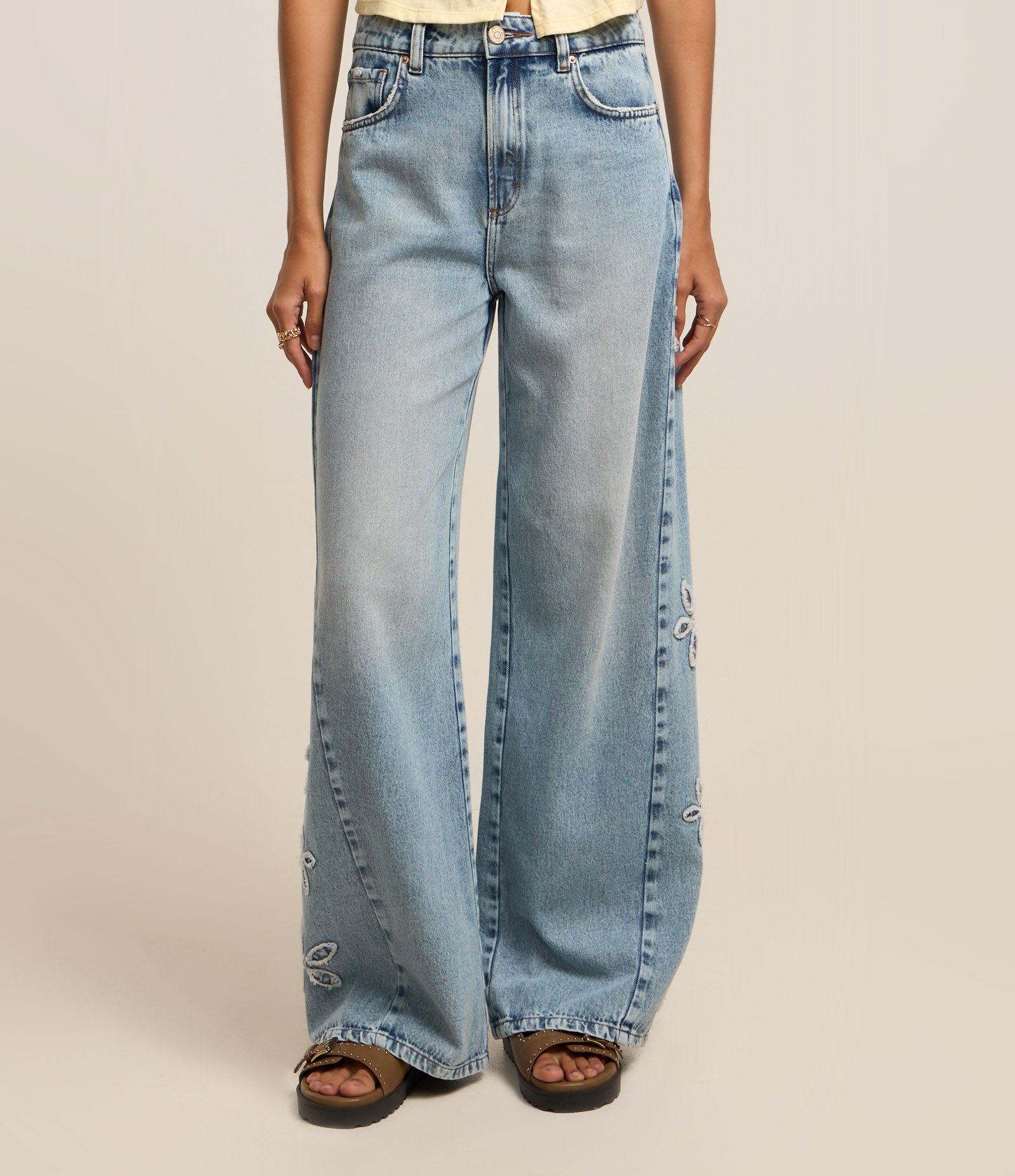 Calça Wide em Jeans com Bordado de Flores Lateral Azul 3