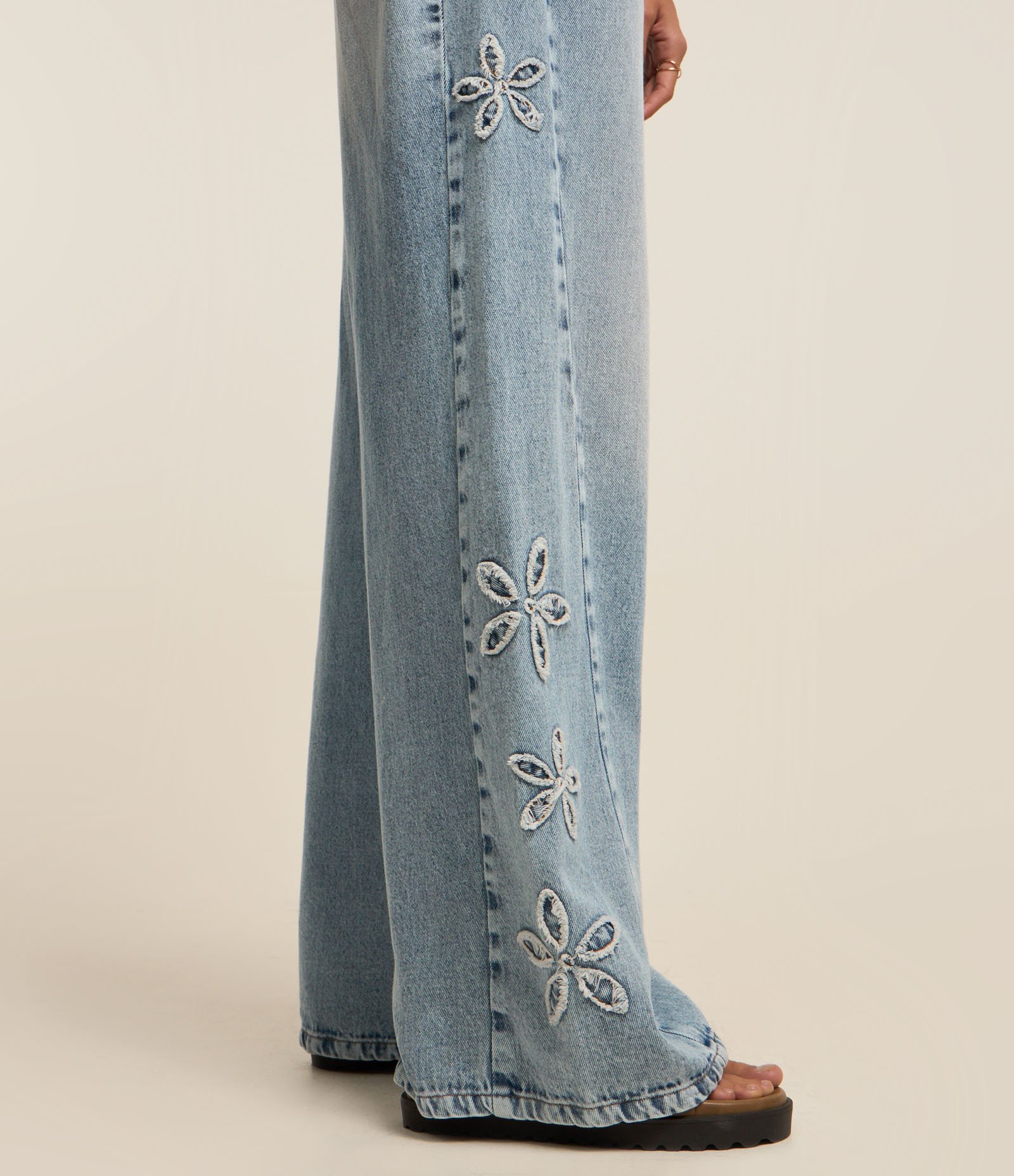 Calça Wide em Jeans com Bordado de Flores Lateral Azul 4