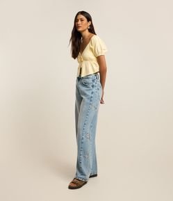 Calça Wide em Jeans com Bordado de Flores Lateral