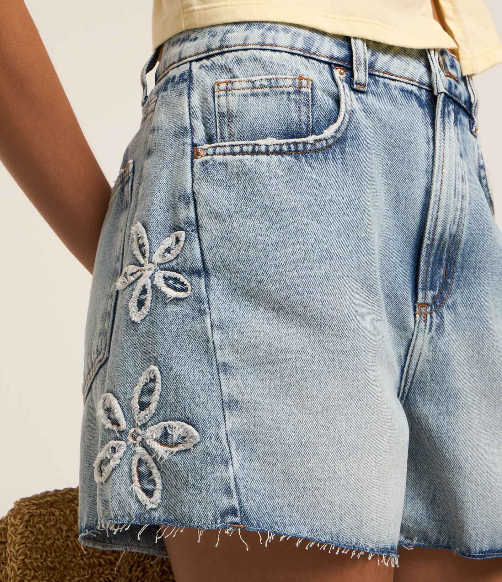 Short Slim em Jeans com Bordado de Flores Lateral Azul 4