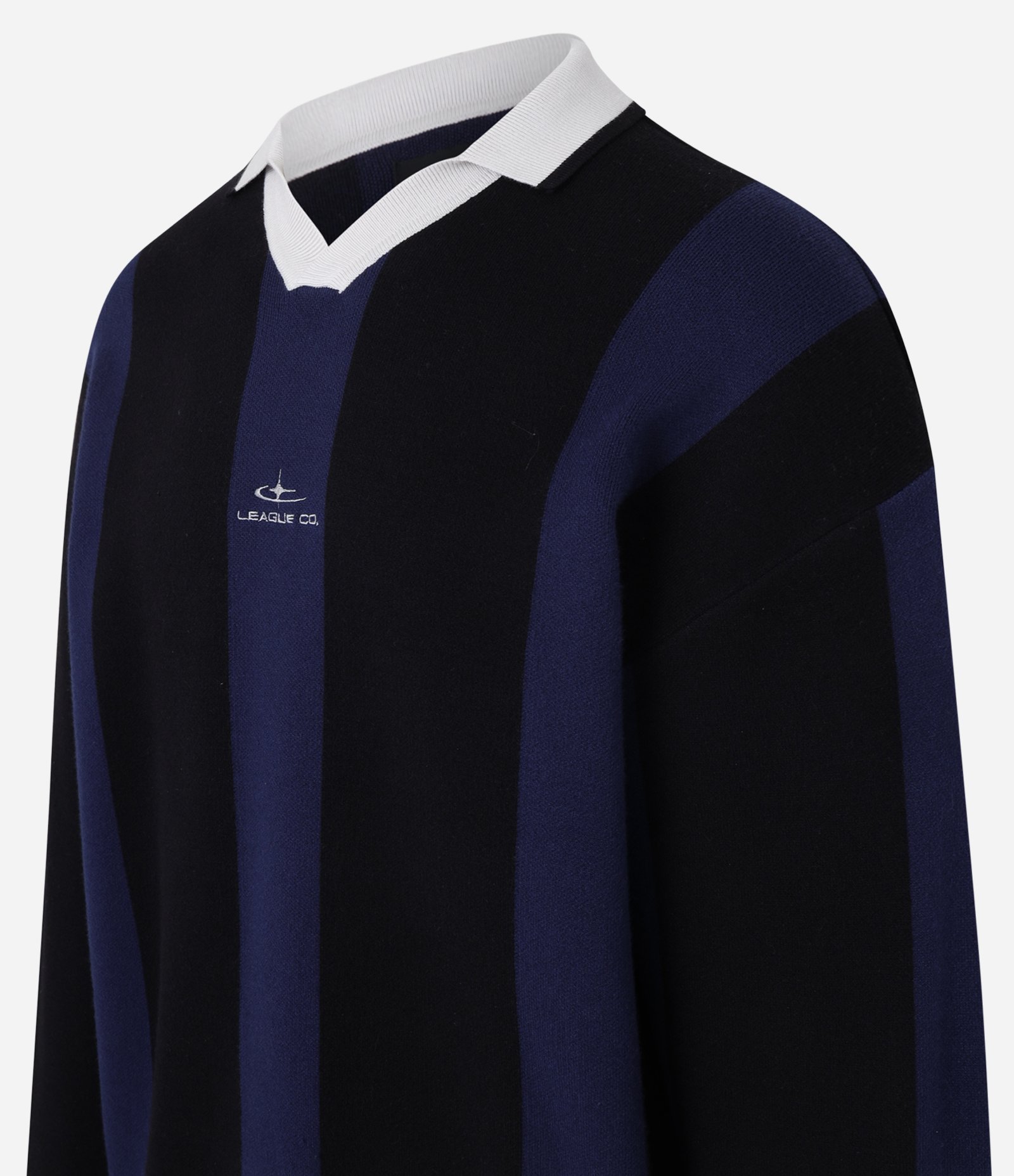 Suéter em Tricô com Gola Polo e Bordado Localizado Preto/Azul 8