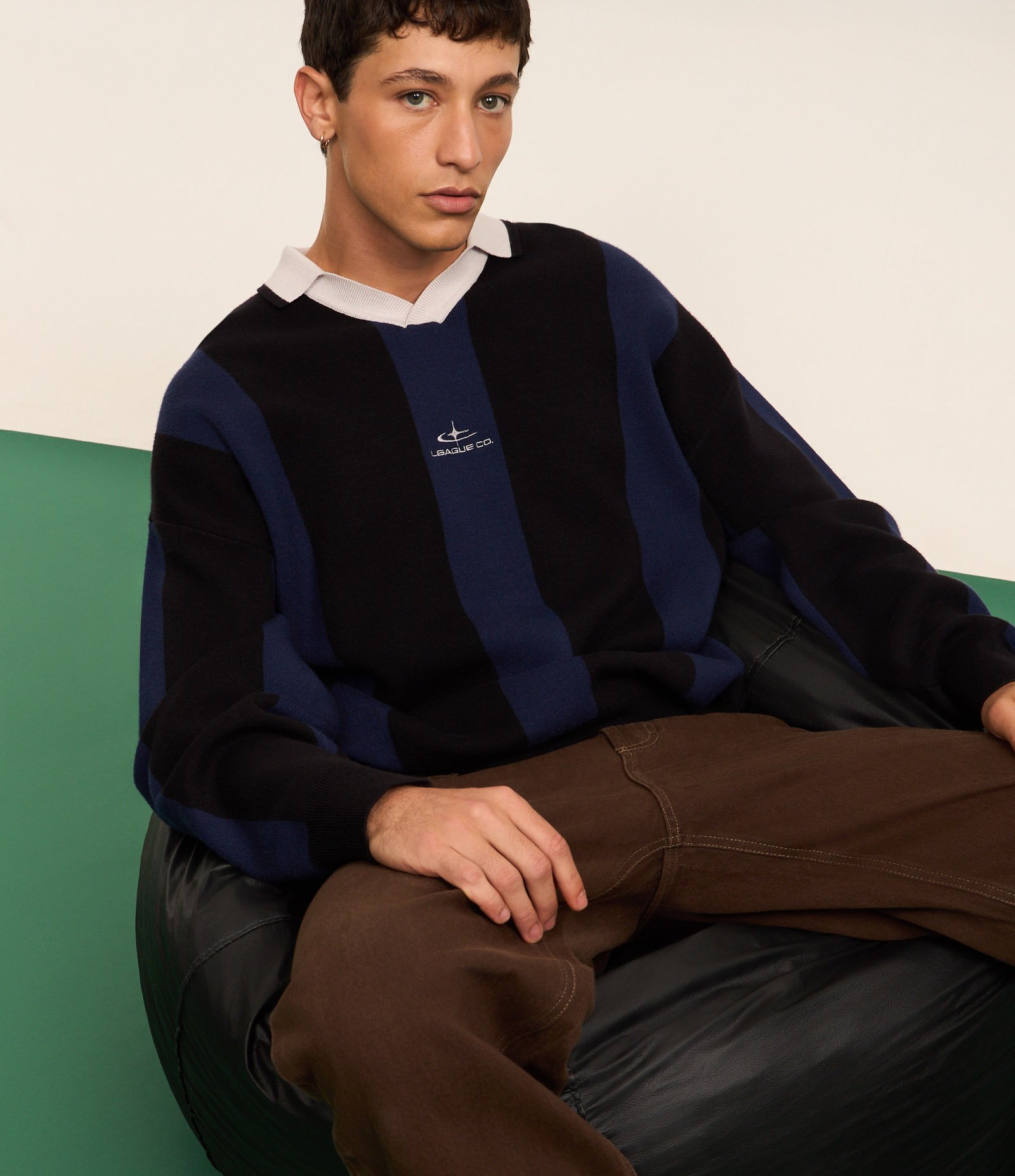 Suéter em Tricô com Gola Polo e Bordado Localizado Preto/Azul 3