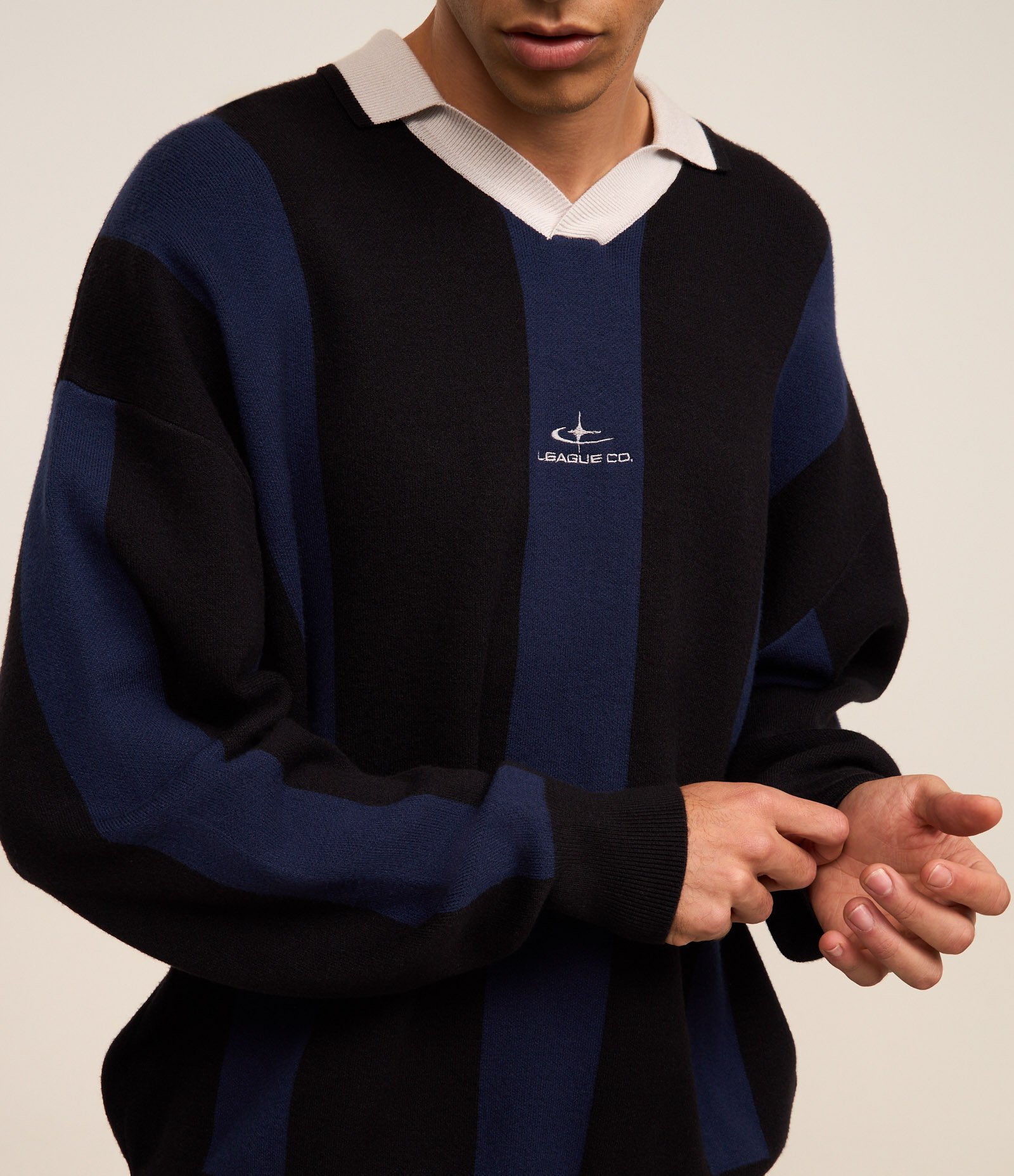 Suéter em Tricô com Gola Polo e Bordado Localizado Preto/Azul 4