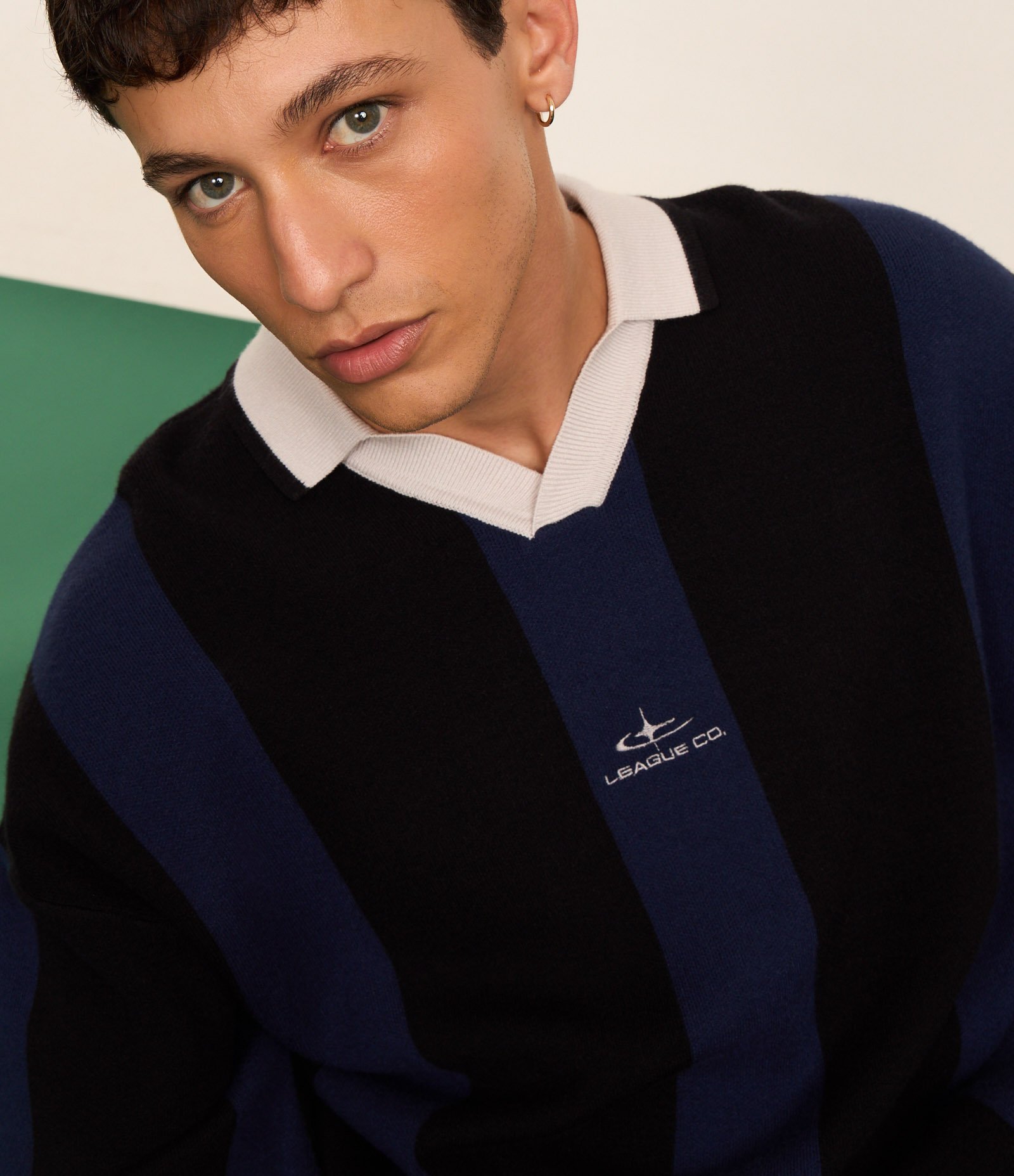 Suéter em Tricô com Gola Polo e Bordado Localizado Preto/Azul 6