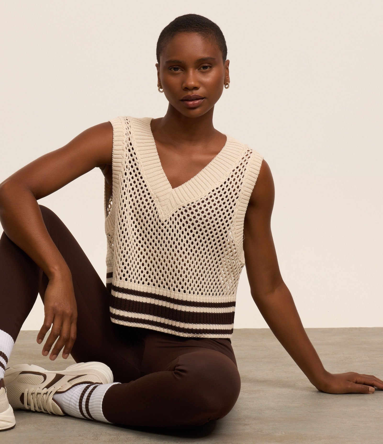 Colete Esportivo com Textura Furadinha em Tricô e Barra Listrada Off White 1