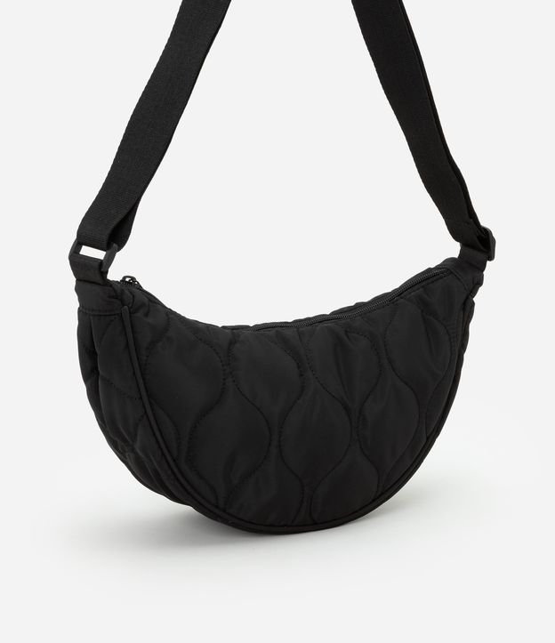 Bolsa Média com Textura Matelassê e Formato Meia Lua
