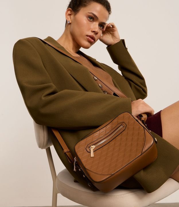 Bolsa Transversal Pequena com Textura