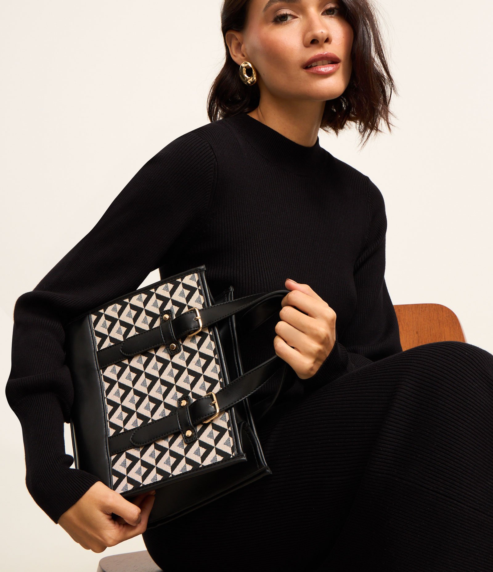 Bolsa Satchel Pequena com Duas Alturas de Alças e Estampa Triângulos Preto/ Off White 8