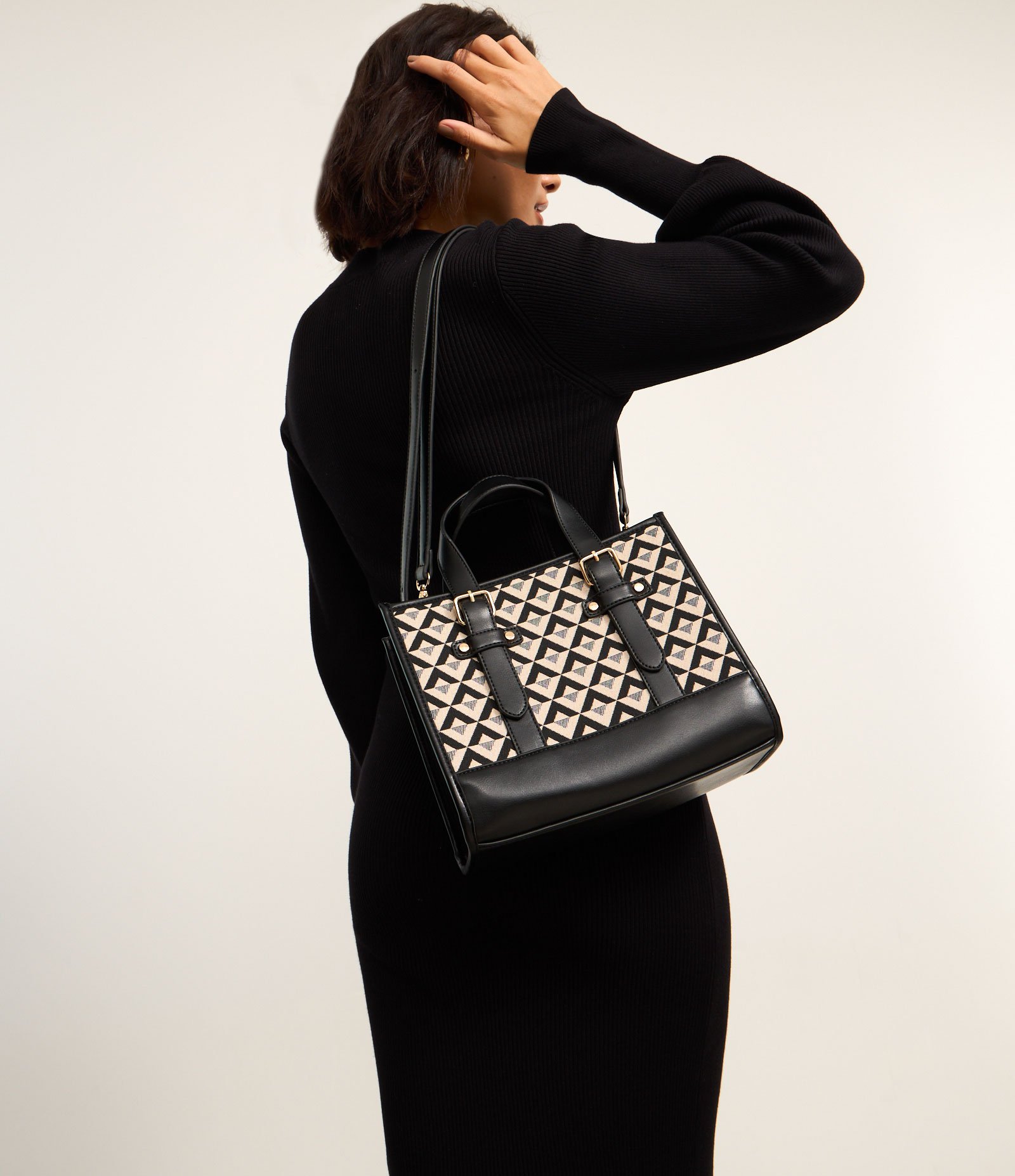 Bolsa Satchel Pequena com Duas Alturas de Alças e Estampa Triângulos Preto/ Off White 9