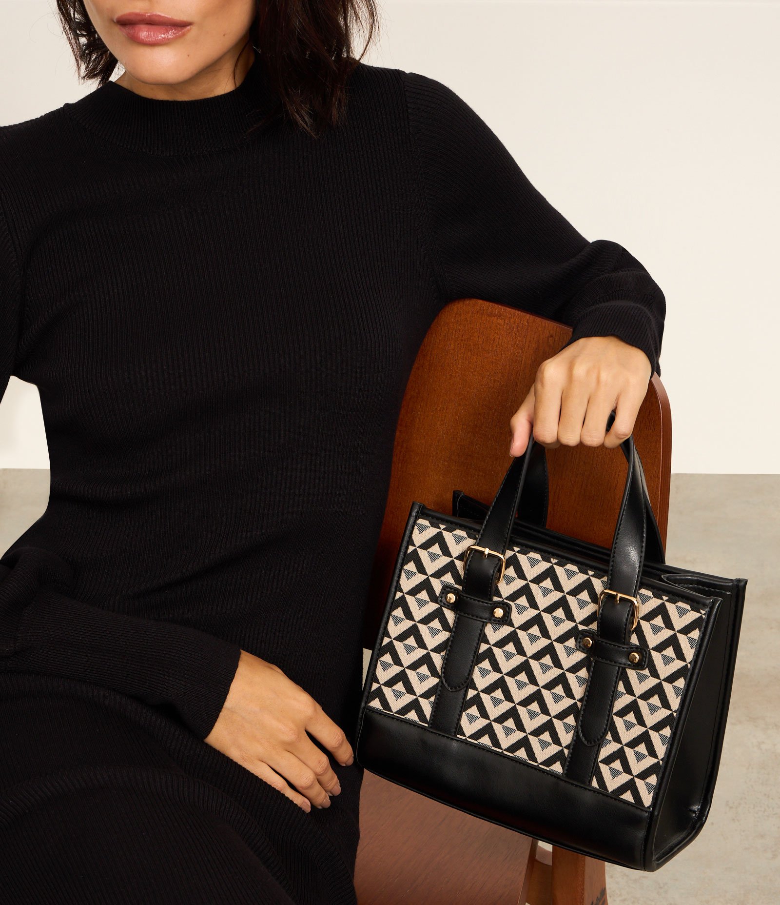 Bolsa Satchel Pequena com Duas Alturas de Alças e Estampa Triângulos Preto/ Off White 1