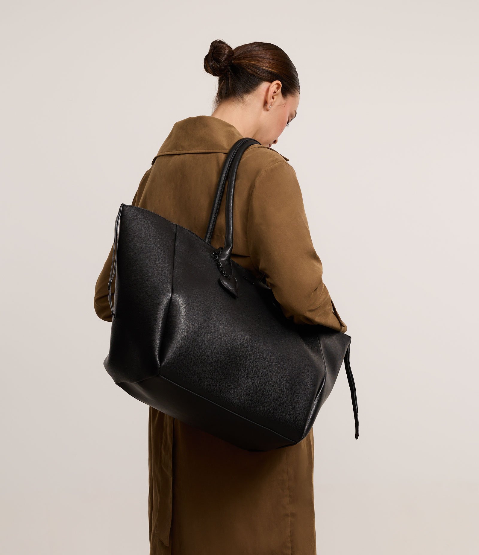 Bolsa Shopper em PU com Pendente de Coração Preto 9