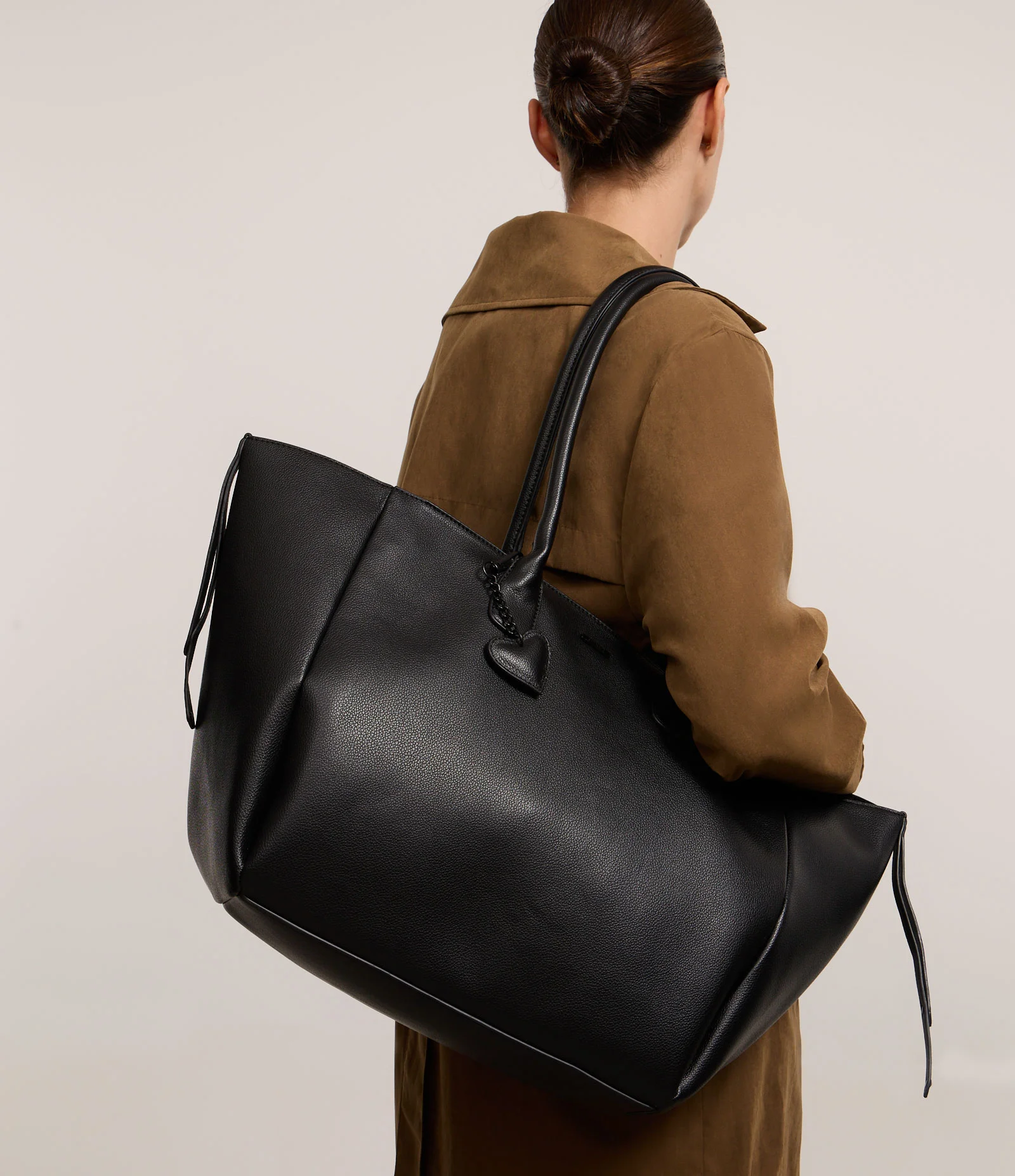 Bolsa Shopper em PU com Pendente de Coração Preto 1