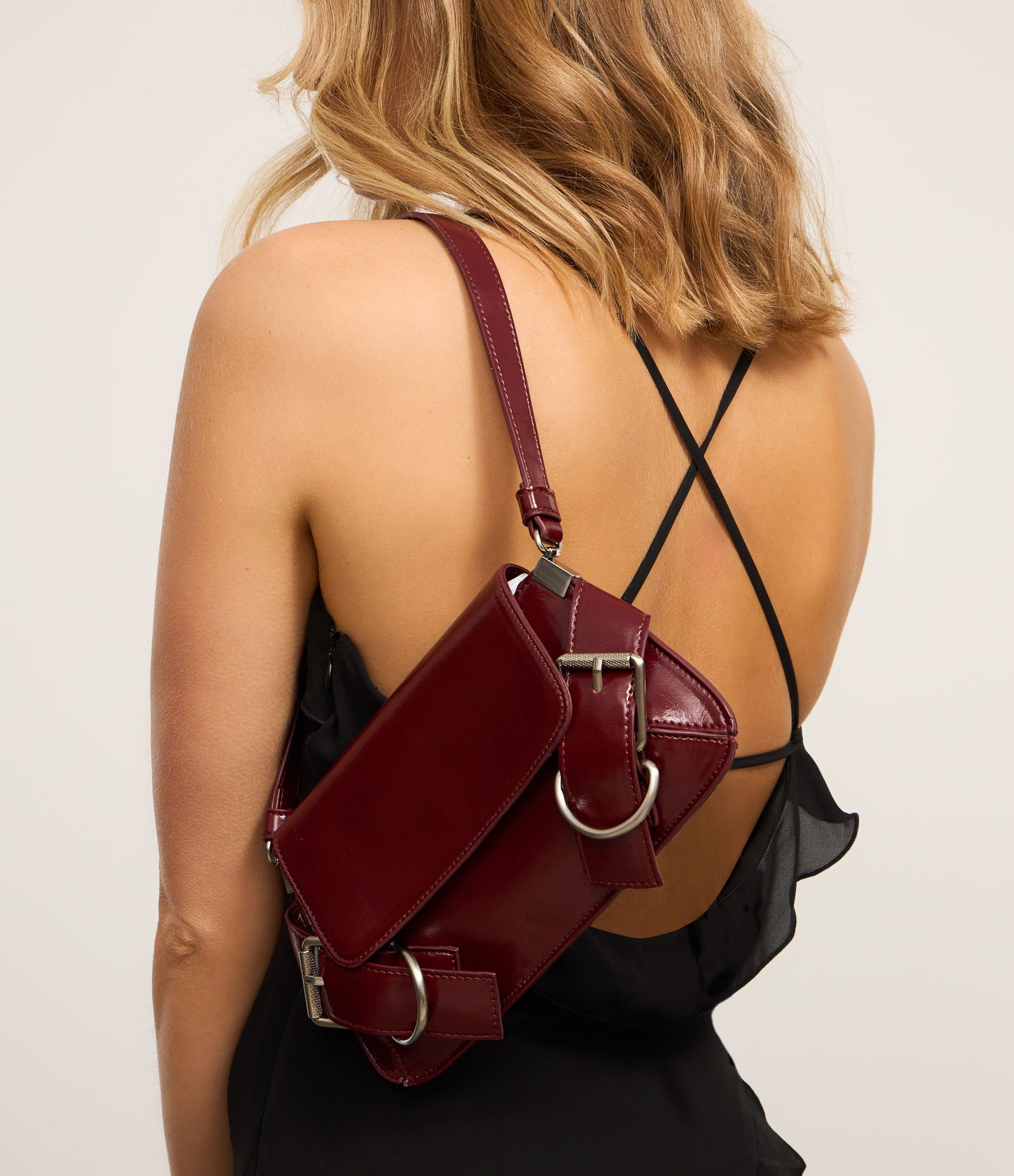 Bolsa Baguete Pequena com Detalhes de Fivelas Vermelho Vinho 1