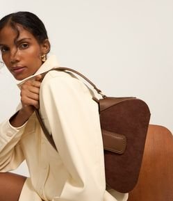Bolsa Baguete Pequena com Fechamento Lapela e Recortes