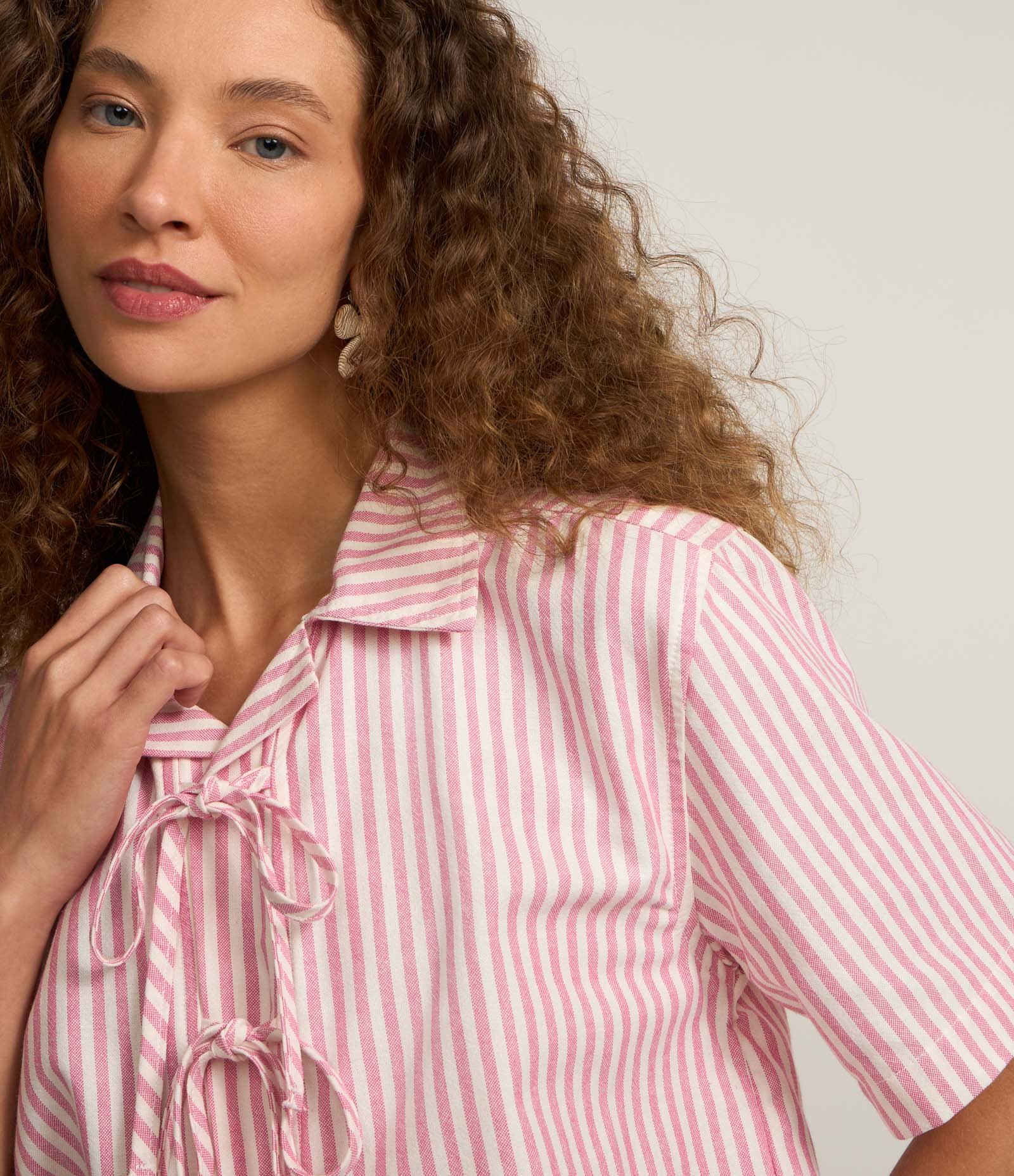 Camisa em Sarja Listradinha com Amarração de Lacinhos Branco/Rosa 3