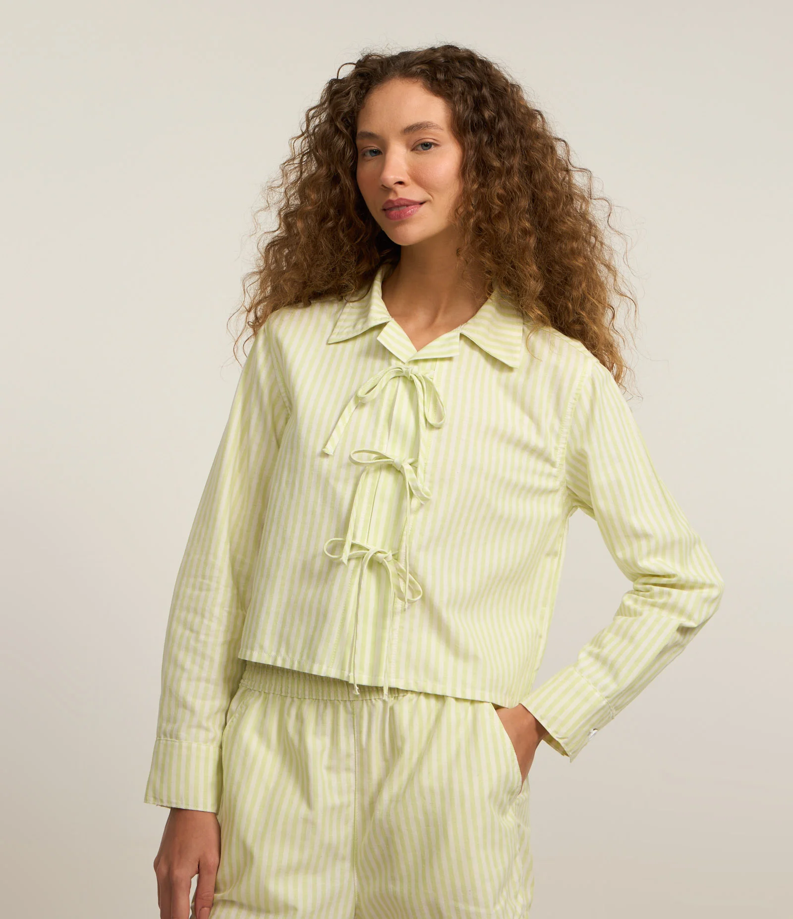 Camisa em Sarja Listradinha com Amarração de Lacinhos Branco/Amarelo 1