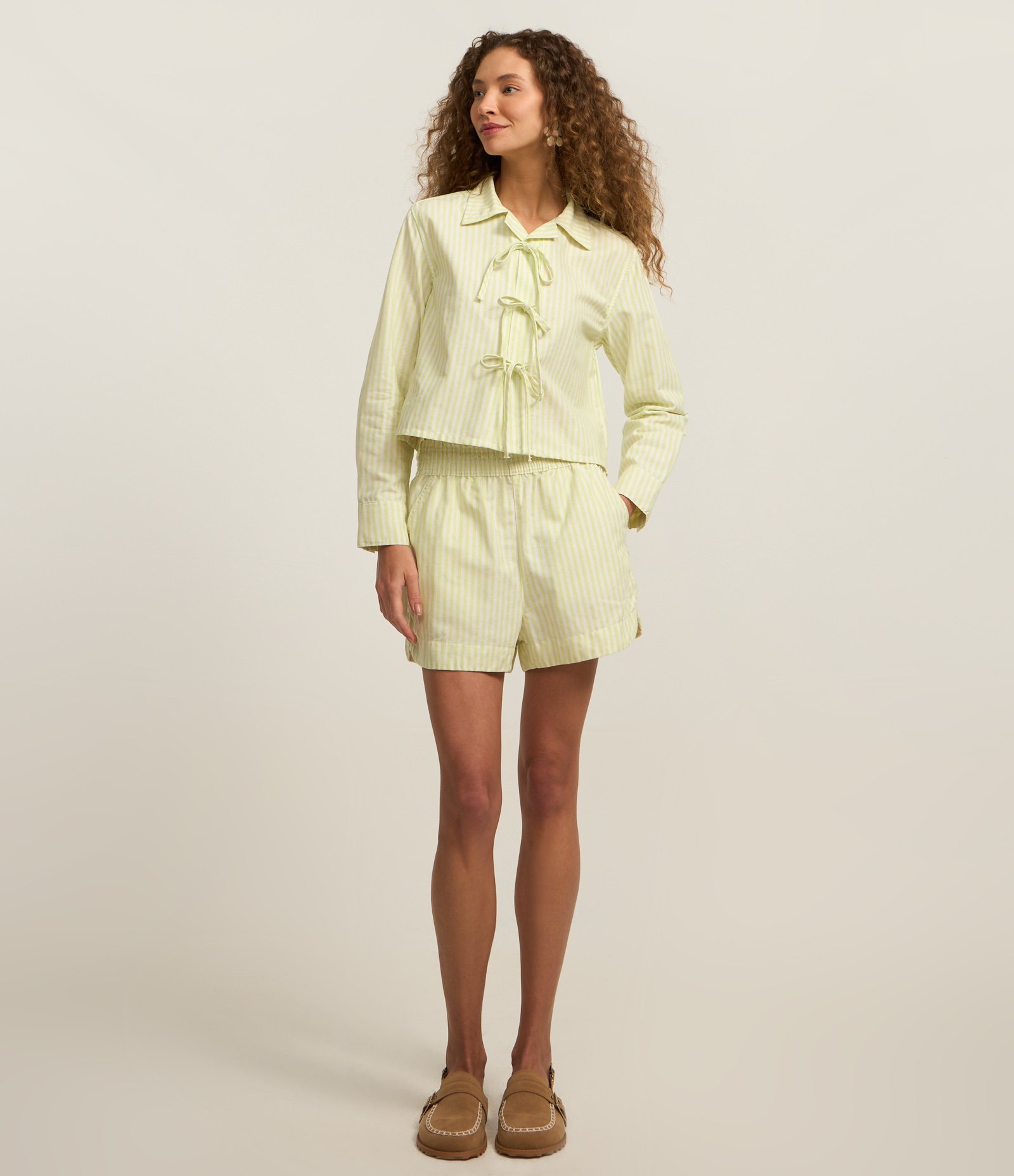 Camisa em Sarja Listradinha com Amarração de Lacinhos Branco/Amarelo 2