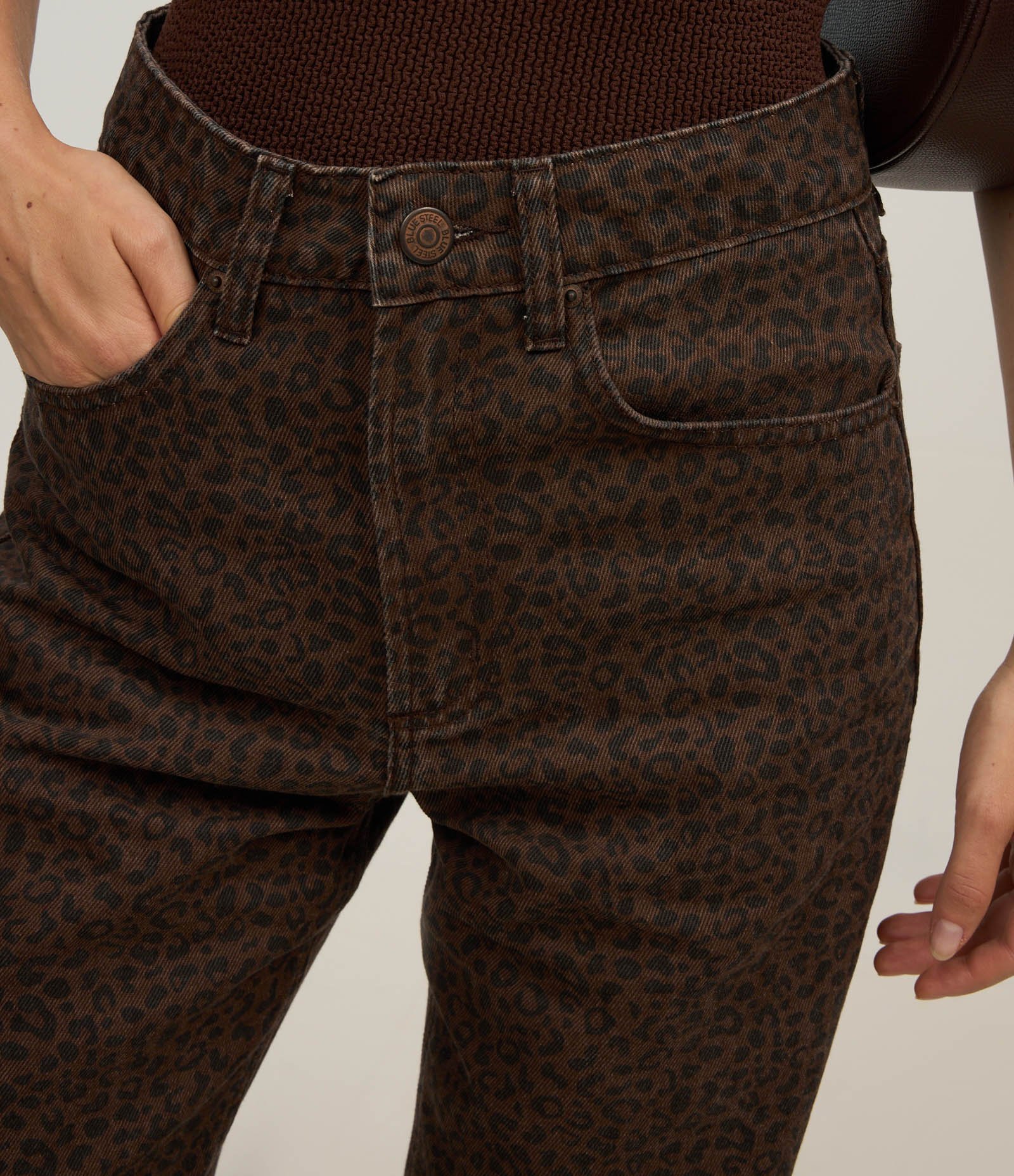Calça Reta em Jeans com Estampa Animal Print Preto 4
