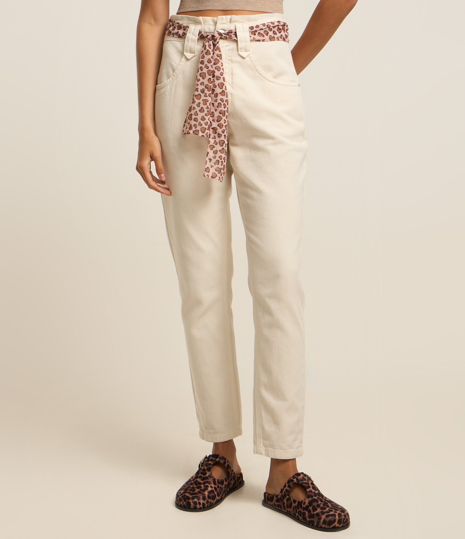 Calça Mom em Jeans com Lenço Estampado Animal Print Branco 3