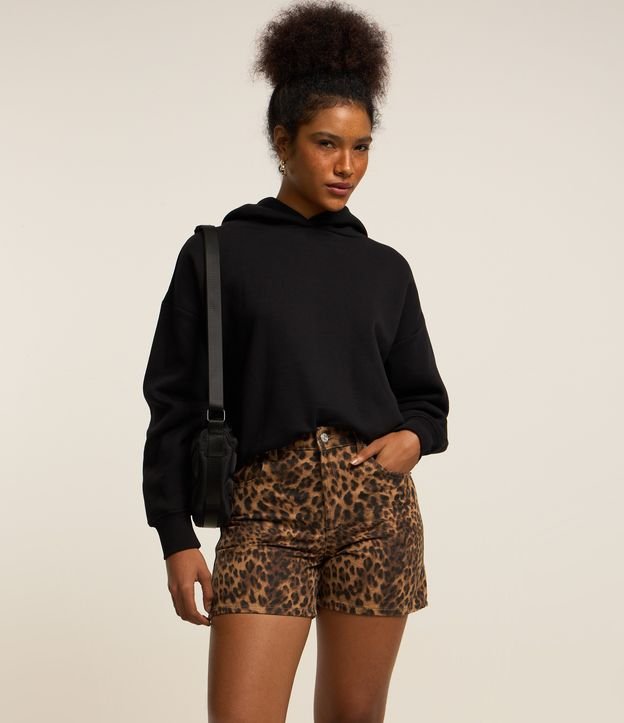 Short Regular em Jeans com Estampa Animal Print Oncinha