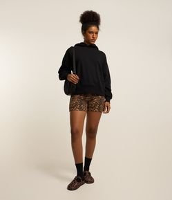 Short Regular em Jeans com Estampa Animal Print Oncinha