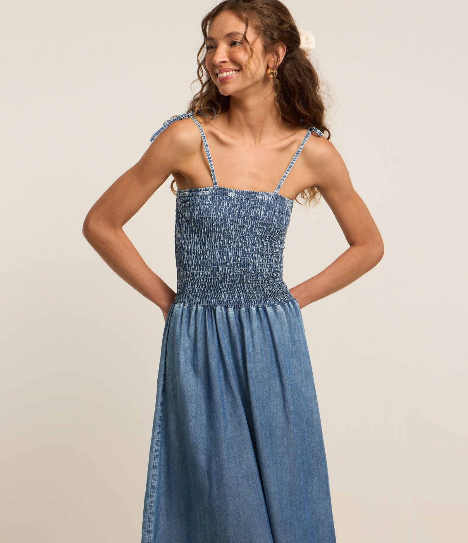 Vestido Midi Jeans com Busto em Lastex com Alça Fina Azul 2