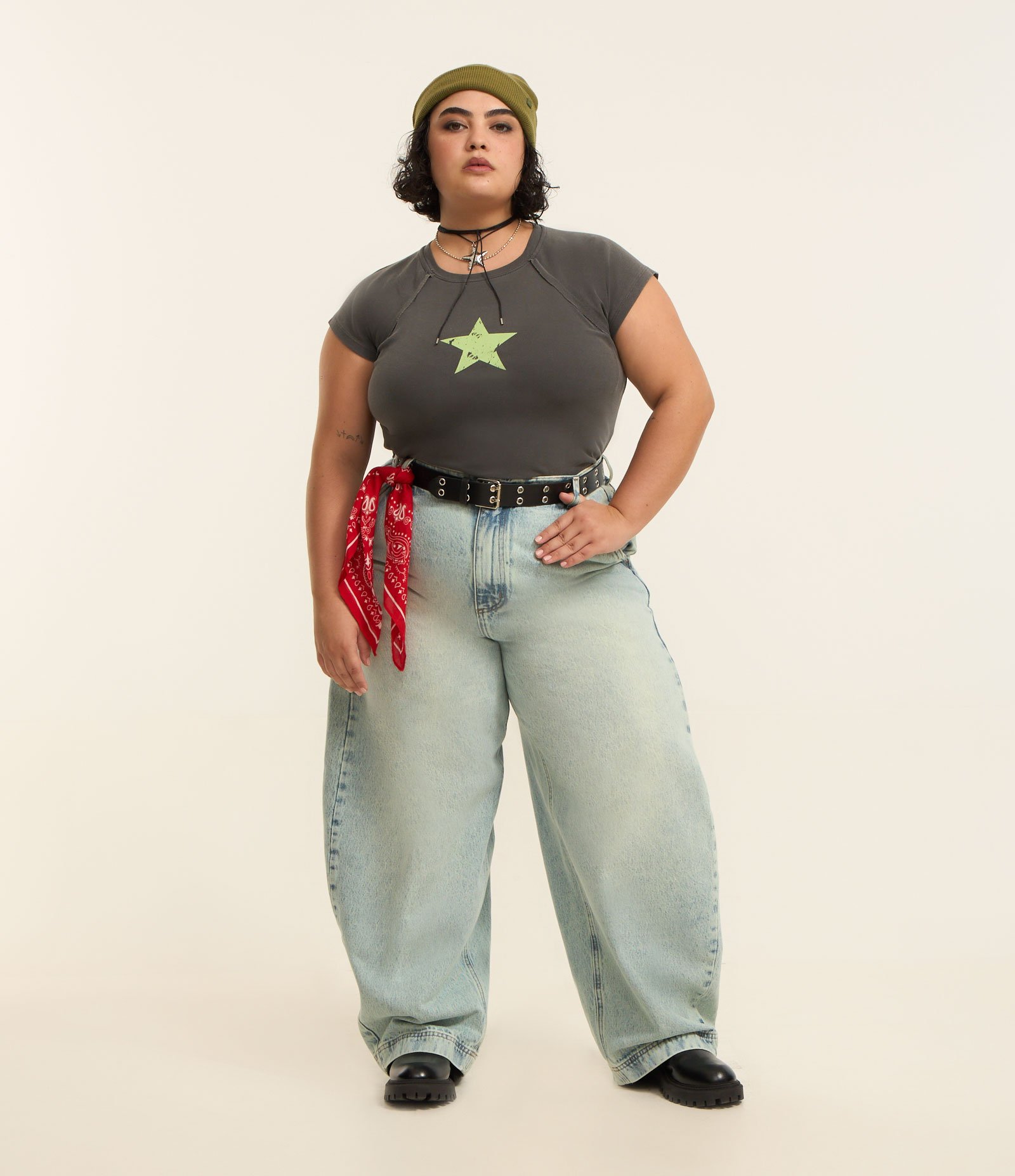 Camiseta Estonada com Estampa de Estrela Curve & Plus Size Preto 2