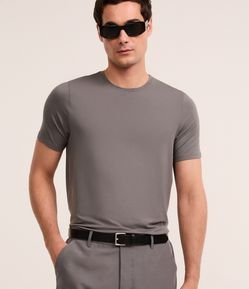 Camiseta Regular Performance com Gola Redonda