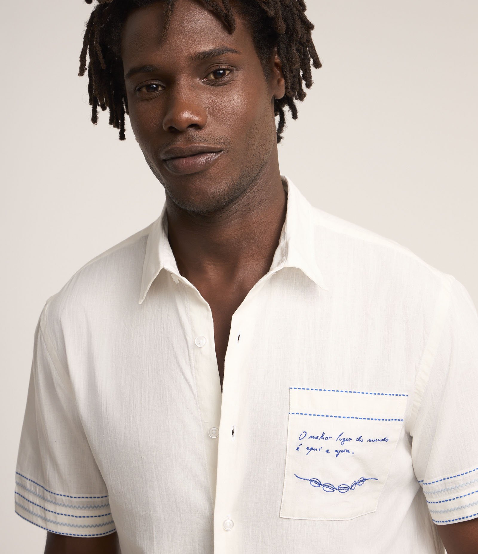 Camisa em Tricoline com Bordado Meu Caminho eu Mesmo Traço Gilberto Gil Branco 4