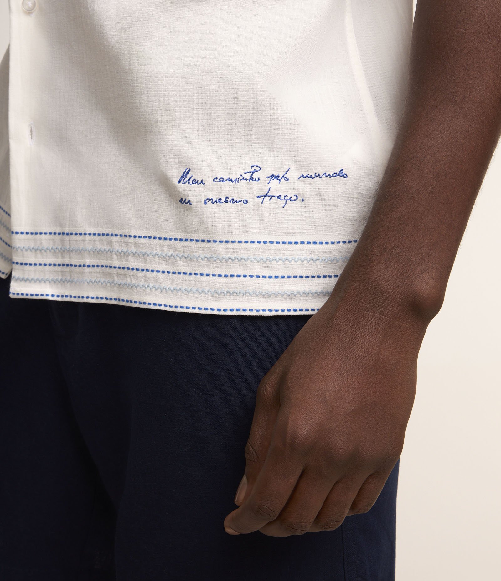 Camisa em Tricoline com Bordado Meu Caminho eu Mesmo Traço Gilberto Gil Branco 5