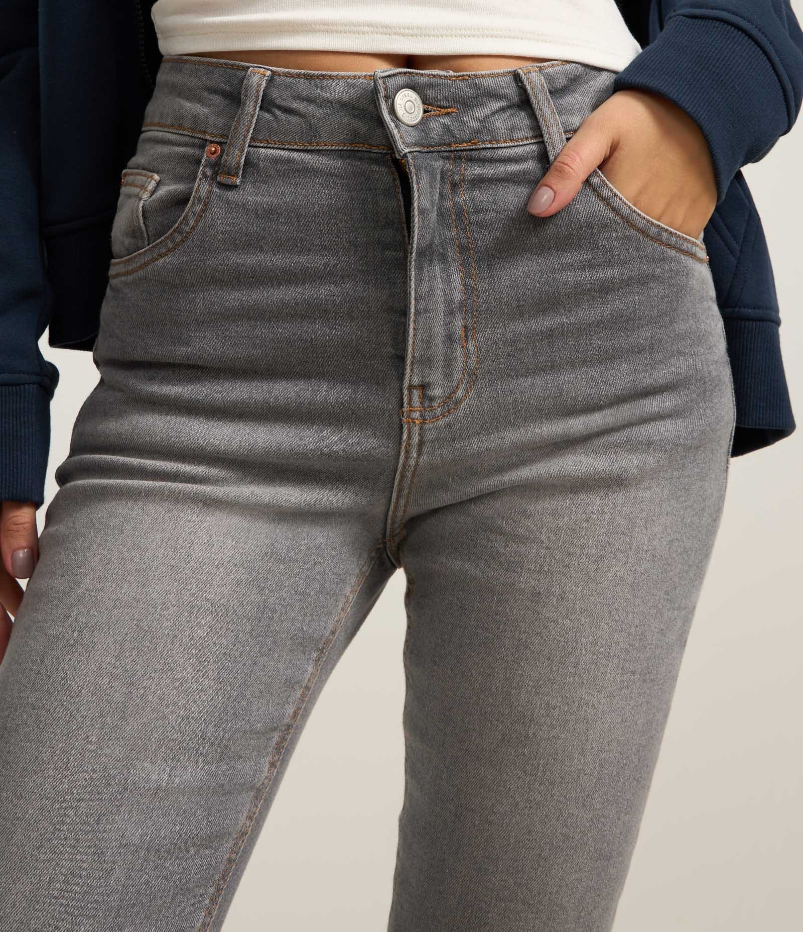 Calça Skinny em Jeans com Elastano e Cintura Alta Cinza 4