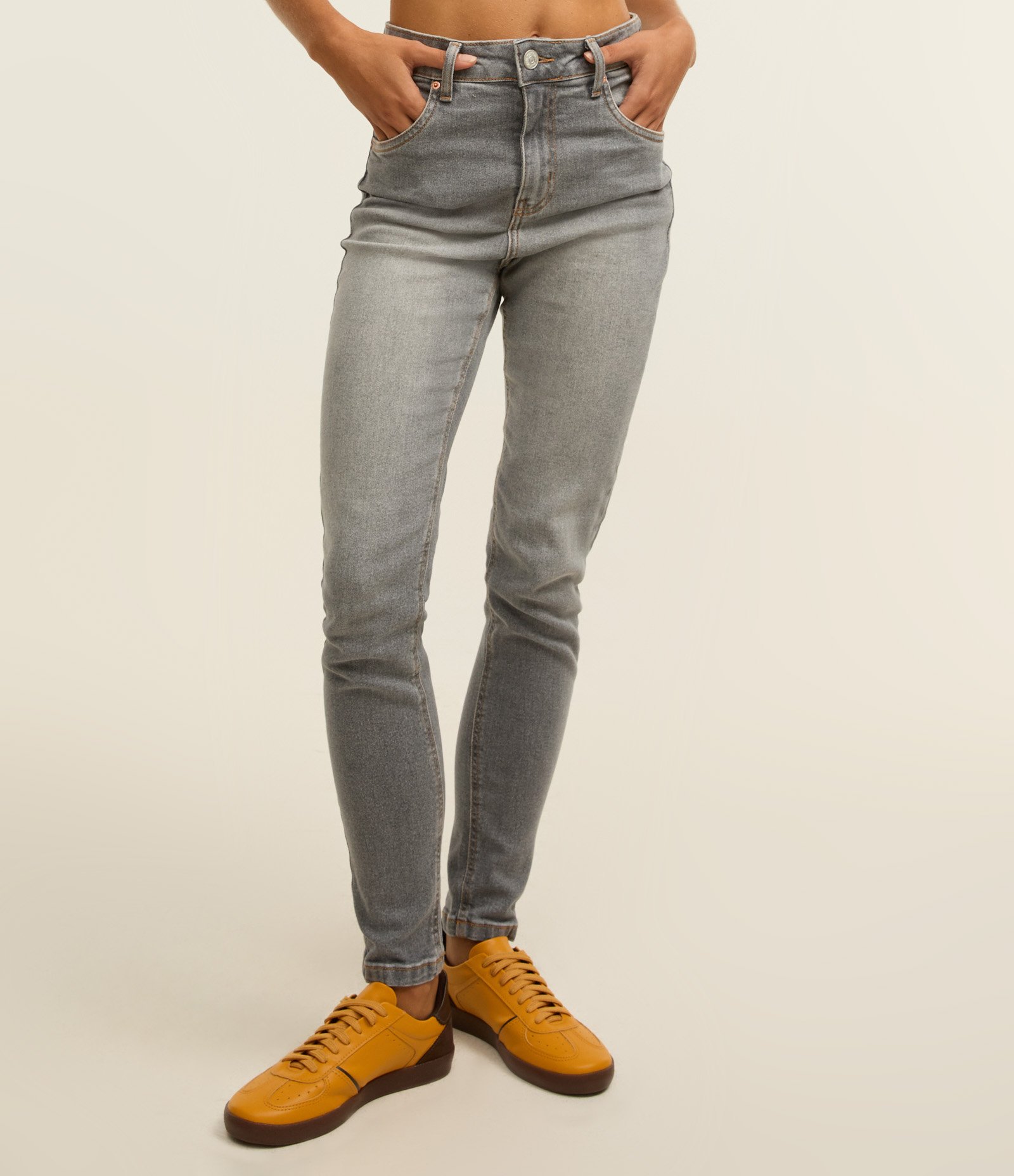 Calça Skinny em Jeans com Elastano e Cintura Alta Cinza 2