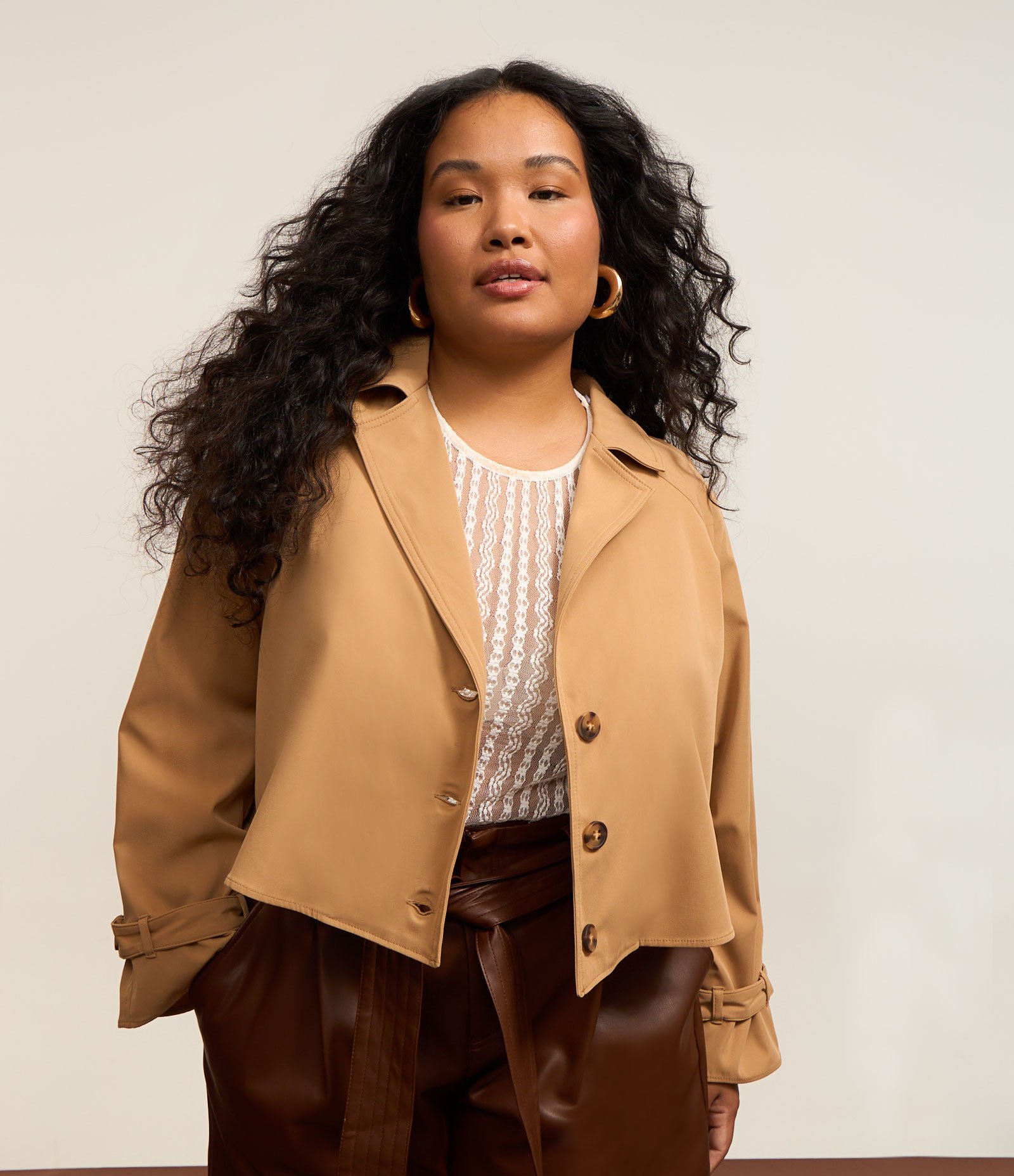 Trench Coat Curto em Gabardine Curve & Plus Size Bege 2