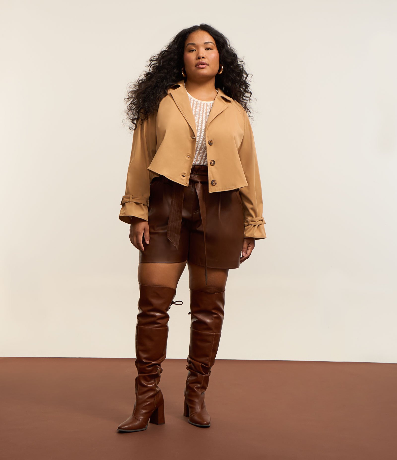 Trench Coat Curto em Gabardine Curve & Plus Size Bege 3
