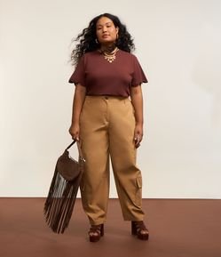 Calça Barrel Empapelada com Bolsos Cargo Curve & Plus Size