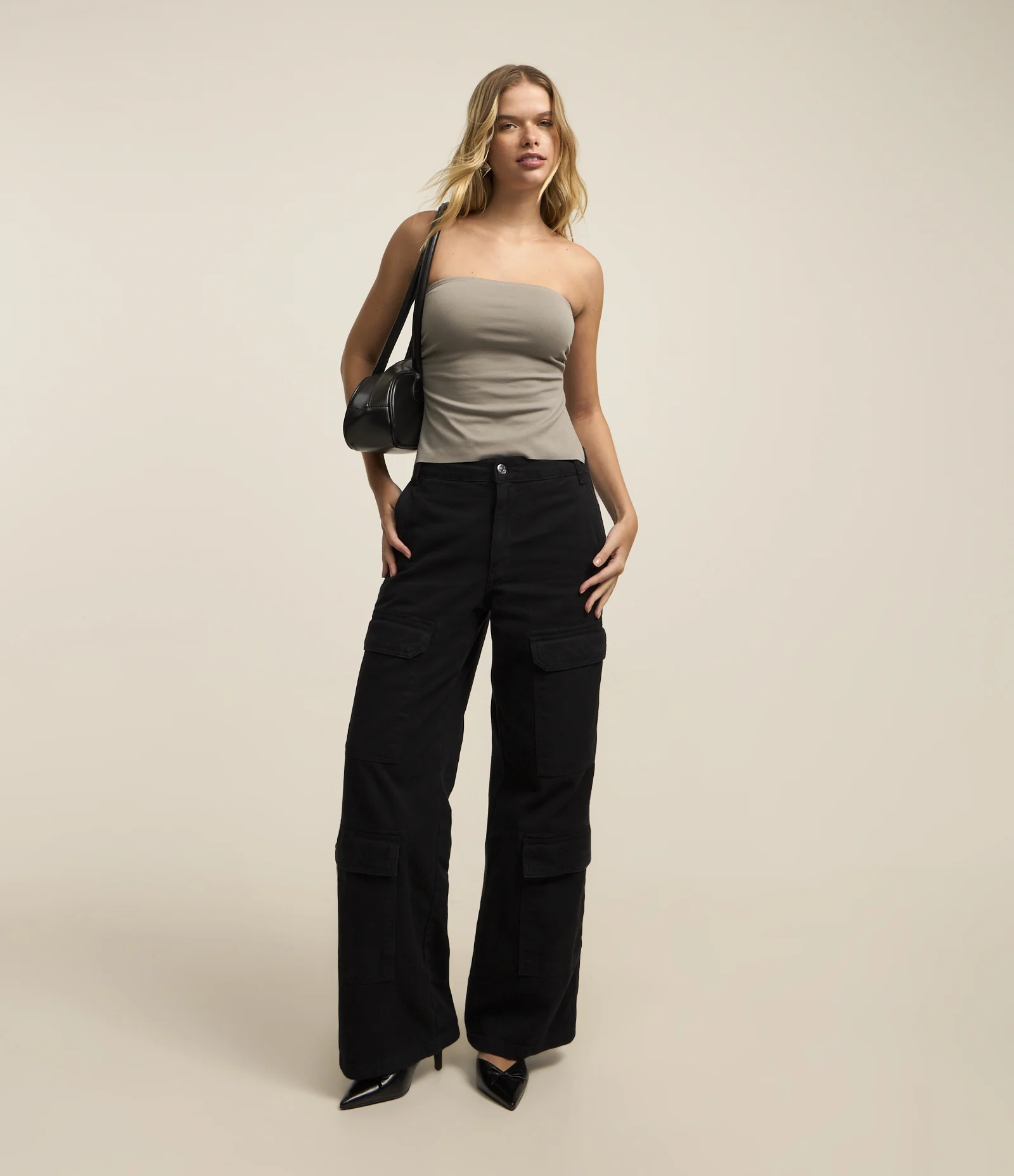 Calça Reta em Jeans com Cintura Baixa e Bolso Cargo Preto 1