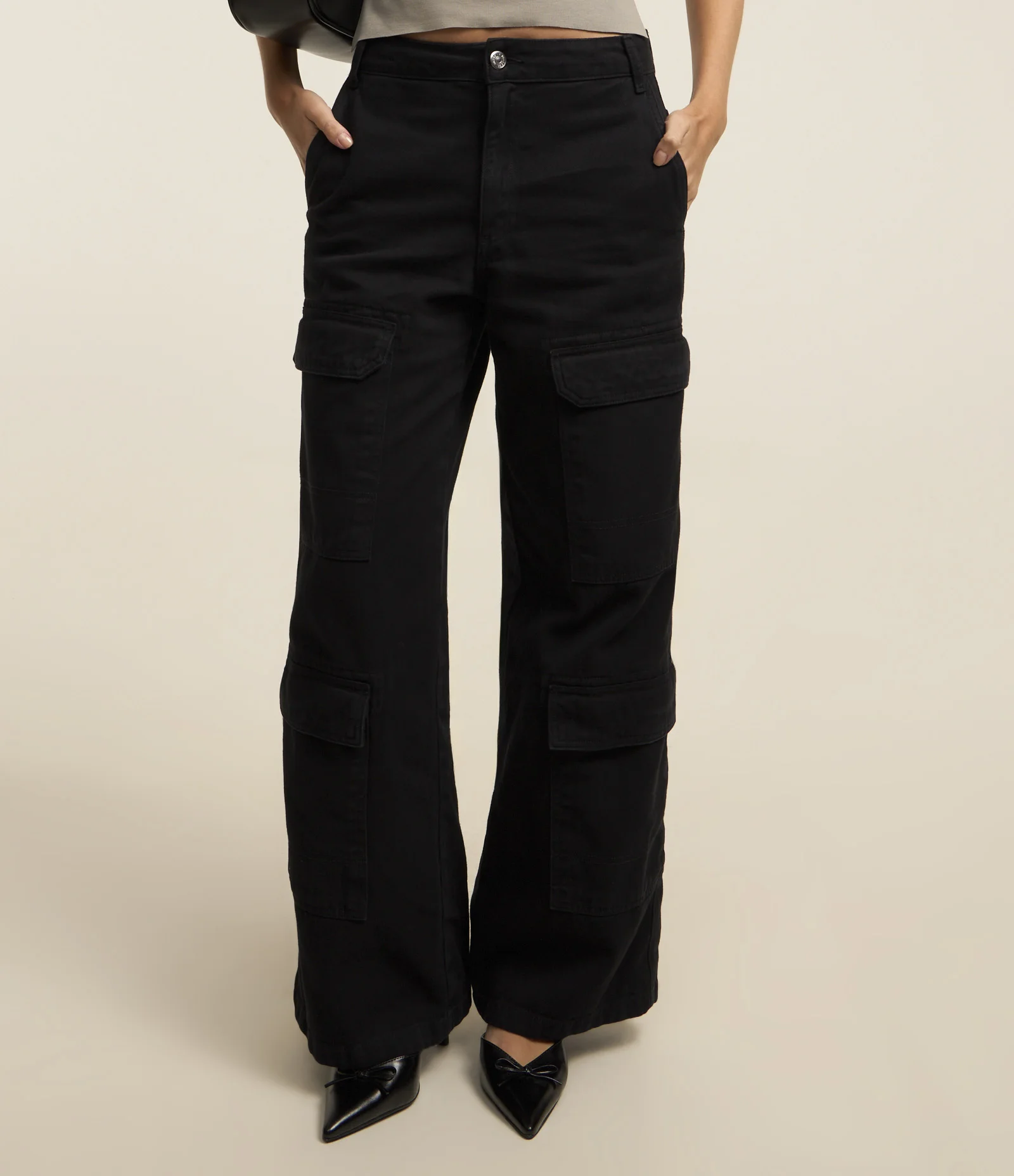 Calça Reta em Jeans com Cintura Baixa e Bolso Cargo Preto 2