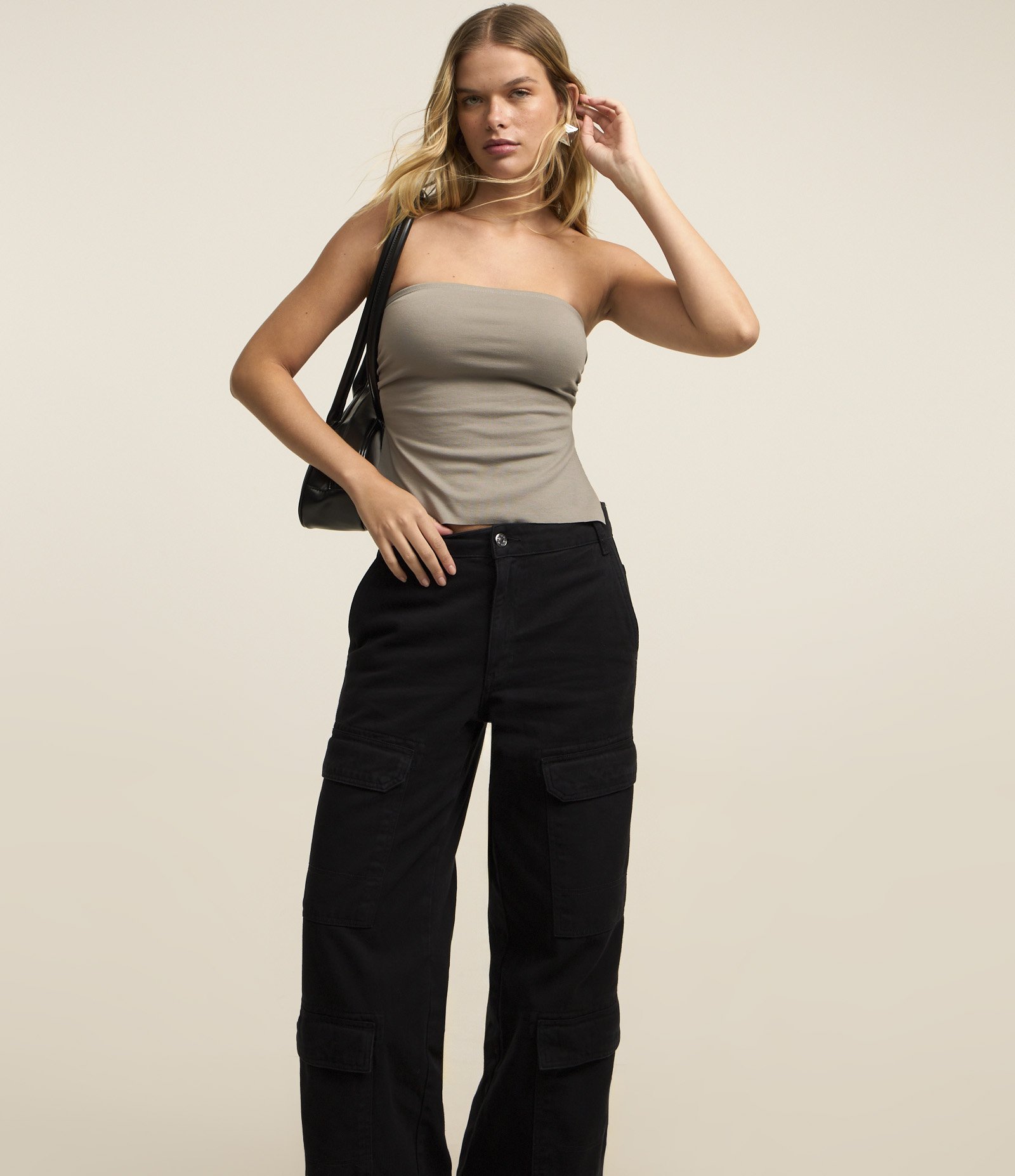 Calça Reta em Jeans com Cintura Baixa e Bolso Cargo Preto 3